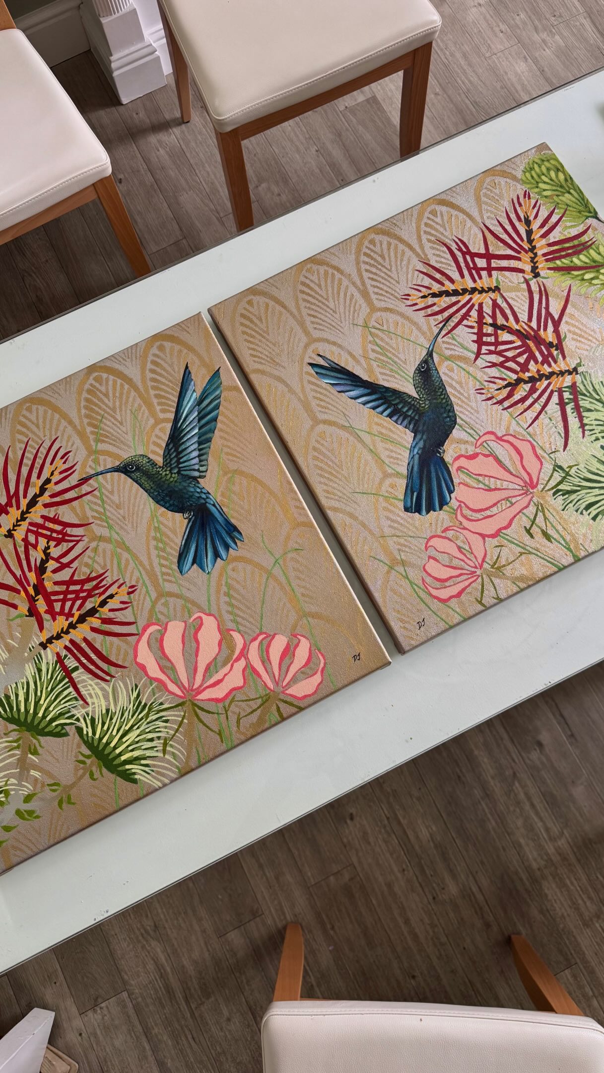 Sharing my latest commissions, created from four different painting techniques..
The tropical birds stand out on the hand gilded canvases, with acrylic botanical art and oil painted birds..
I can’t wait to share the new works in their gorgeous new house renovation…
@sarafisher_1_
#oilpainting #commission #new #artbydeborahjones