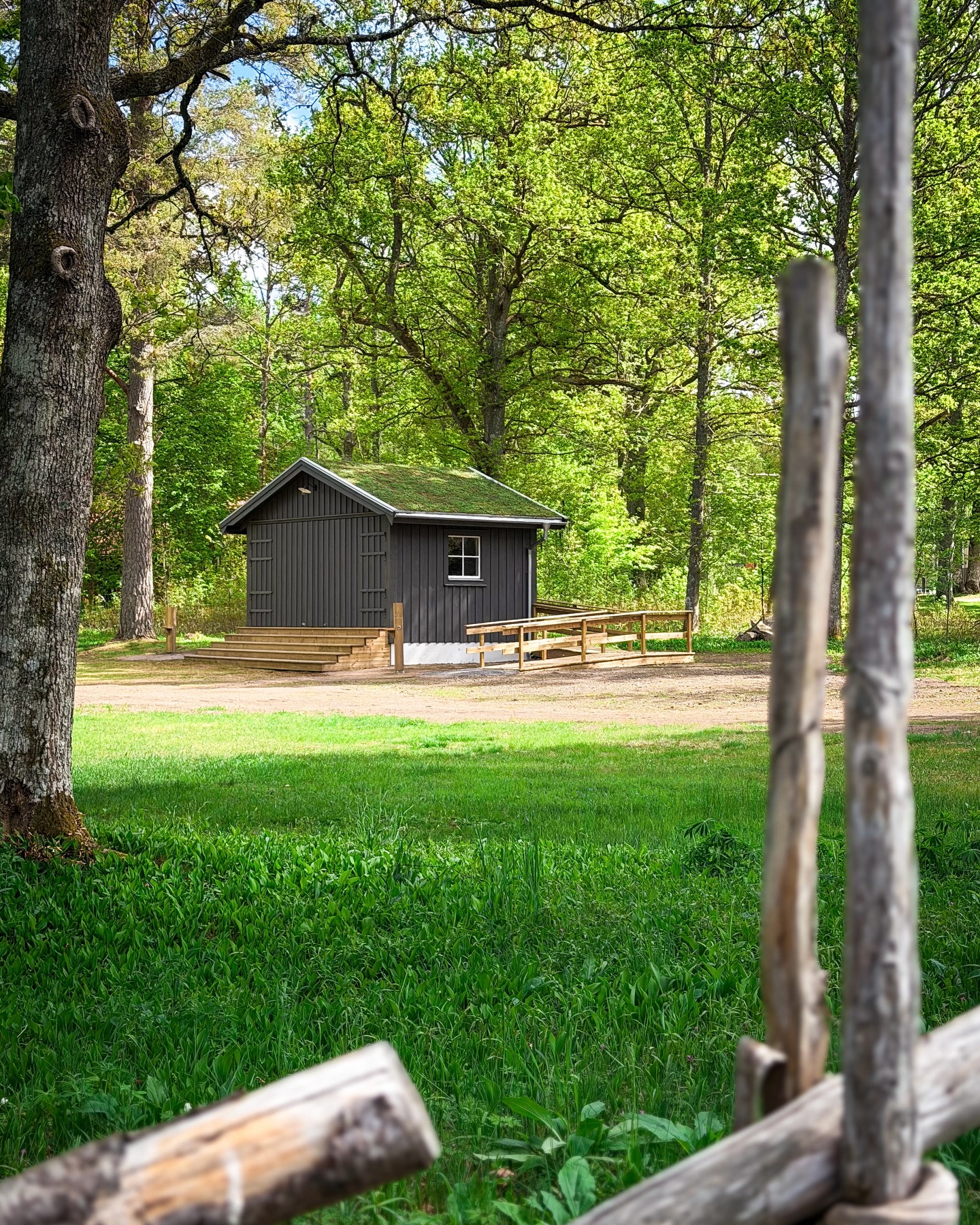 Utomhusscenen i Virestad Hembygdspark är färdigbyggd 🔨
En plats som har utformats med stor omsorg för att smälta in bland parkens övriga äldre byggnader och matcha med den mysiga känslan parken bjuder in till! 🌲
Tack Virestad Hembygdsförening för förtroendet — Vi ser fram emot en härlig sommar med trevliga tillställningar här 🎤🎻
#NybeByggentreprenad • #FamiljeföretagSedan1964