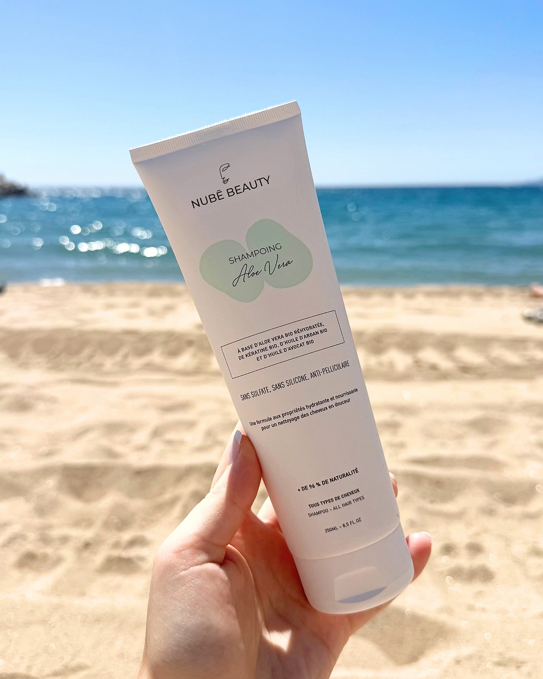 L’été arrive ☀️
Plage, soleil et cheveux attachés en abondance = routine capillaire douce, hydratante et nourrissante 🫧🥑☁️
#summerroutine #haircare #capillaire #cheveux #nubebeauty