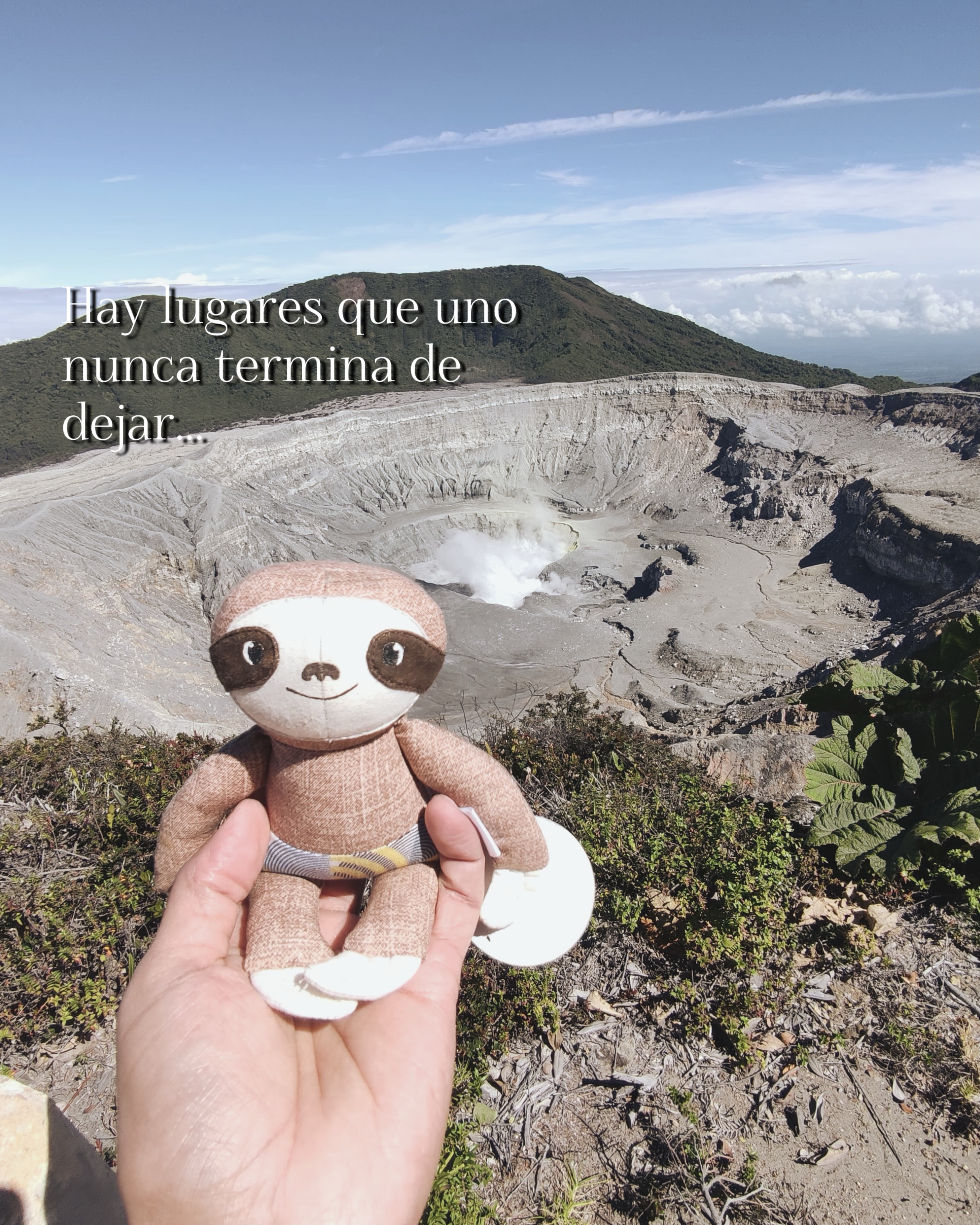 Hay recuerdos que no caben en una maleta.
Entonces buscamos maneras pequeñas de conservarlos 🤍
Creo que por eso los souvenirs hechos a mano se sienten diferentes…
porque no solo recuerdan un lugar,
recuerdan cómo nos sentimos ahí.
*Foto 1 y 2 cortesía de @quebuenridecostarica2