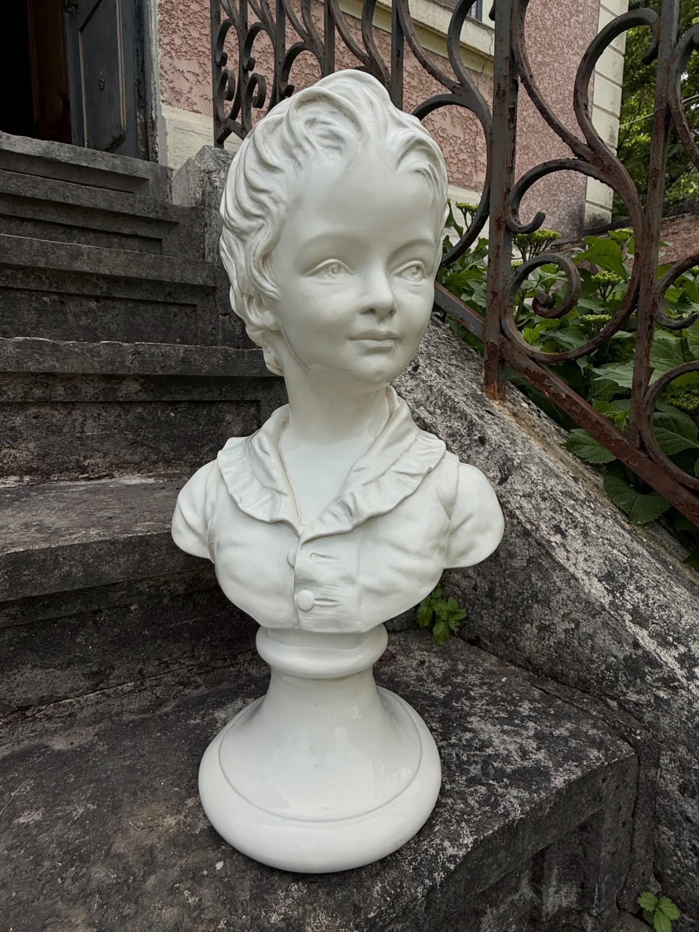 Magnifique buste de jeune fille en Faience émaillée de très grande dimensions d’après Houdon.
Hauteur: 51,5 cm
Largeur aux épaules : 30 cm
Ø base : 19 cm
Poids : 5kg260
Très bel état pour ce buste aux dimensions peu courantes .
Je précise d’infimes saut d’émail à l’arrière de la chevelure .
On peut la dater du début du XXeme .
Signé au revers « d’après Houdon » avec les initiales E.B
Une très belle pièce de décoration intérieure , tout est dans les détails , le regard , la chevelure , le chemisier .
🛒 prix et disponibilité dans la boutique en ligne .
#buste #houdon #faience #decoration #antiquites