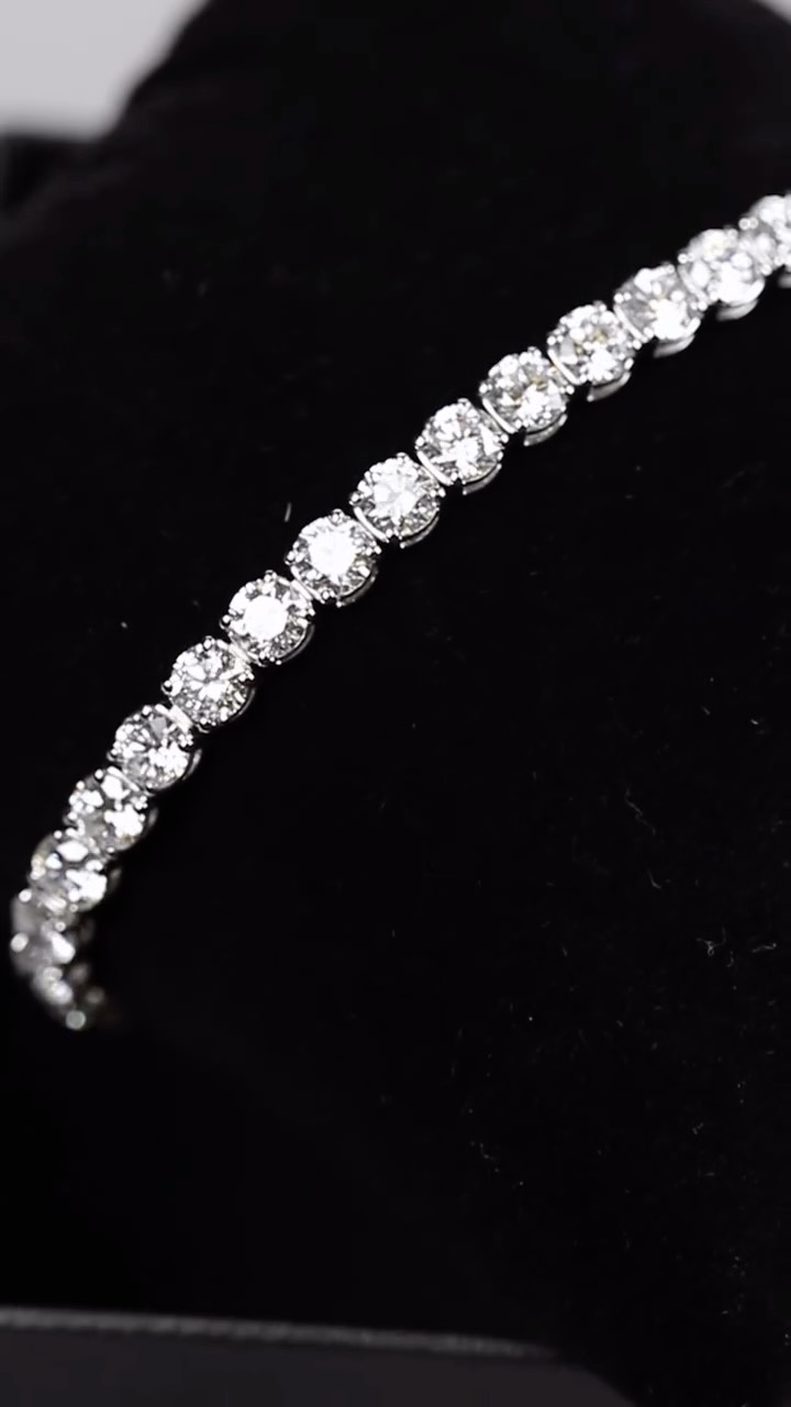 We see so many pieces pass through our hands… but some just feel different.
This one 10.5ct of diamonds in set white gold, has that quiet confidence. No fuss, no overthinking. Just something you reach for because it makes you feel good.
Would you wear it every day, or keep it for your moments? Let us know in the comment section 🥰✨ #tennisbracelet #diamonds #labdiamonds #diamondjewels #vujewellers