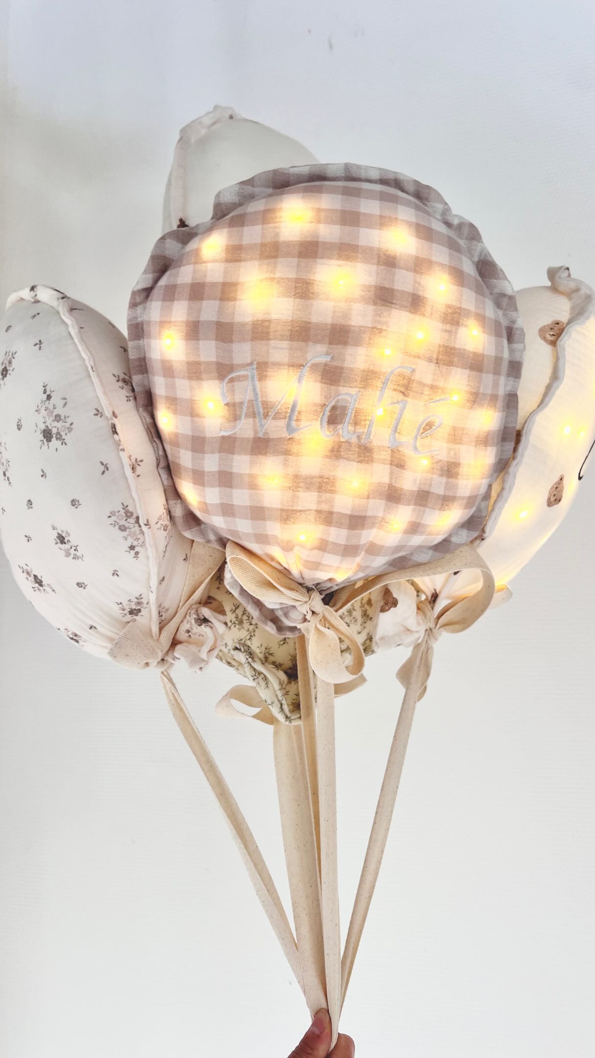 Un joli bouquet de ballons 🌸
Un cadeau de naissance unique et une décoration parfaite pour la chambre de bébé 🪿✨
Toi aussi personnalise ton joli ballon, choisi ton tissu et ta personnalisation 🌿
Rdv sur www.atelierbergamote.shop ❤️
#baby #mum #pregnant #fyp #pourtoi