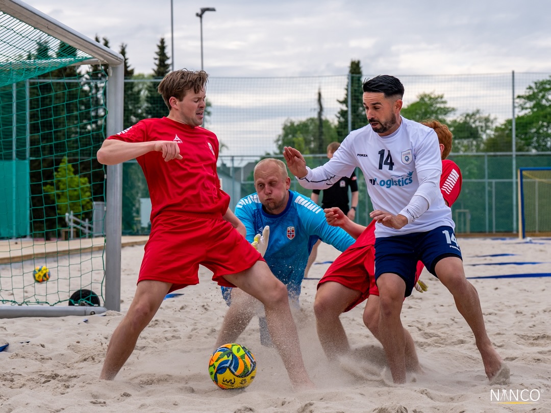norwaybeachsoccer 3-1 @ukbeachsoccer
It’s always a blast and super exciting to photograph sports I’ve never covered before.
Earlier today, I got to experience beach soccer for the very first time.
The English national team had made the trip over to Stavanger.
It ended up being a great, well-deserved win for the home team ✌🏻