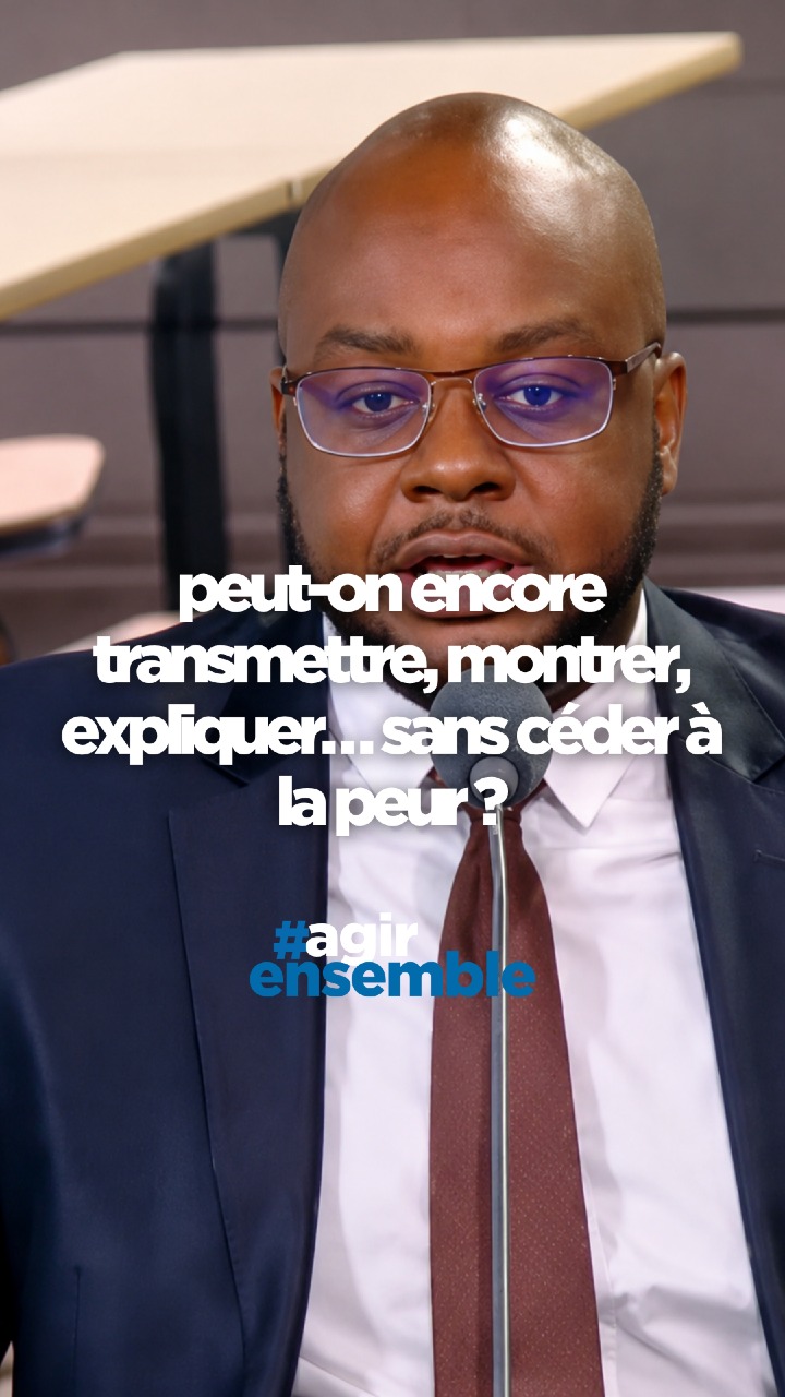 Peut-on encore transmettre, montrer, expliquer… sans céder à la peur ?
Le débat autour du film L’abandon, consacré à Samuel Paty, dépasse largement le cadre du cinéma.
Il interroge notre capacité collective à défendre l’école, la liberté d’expression et la transmission des valeurs républicaines.
🗣️ Abel Boyi rappelle une réalité souvent oubliée : ne pas confisquer la parole des premiers concernés.
Face aux fractures, aux récupérations et aux tensions, une seule réponse : continuer à dialoguer, à transmettre et à construire ensemble.
#AgirEnsemble #SamuelPaty #République #École