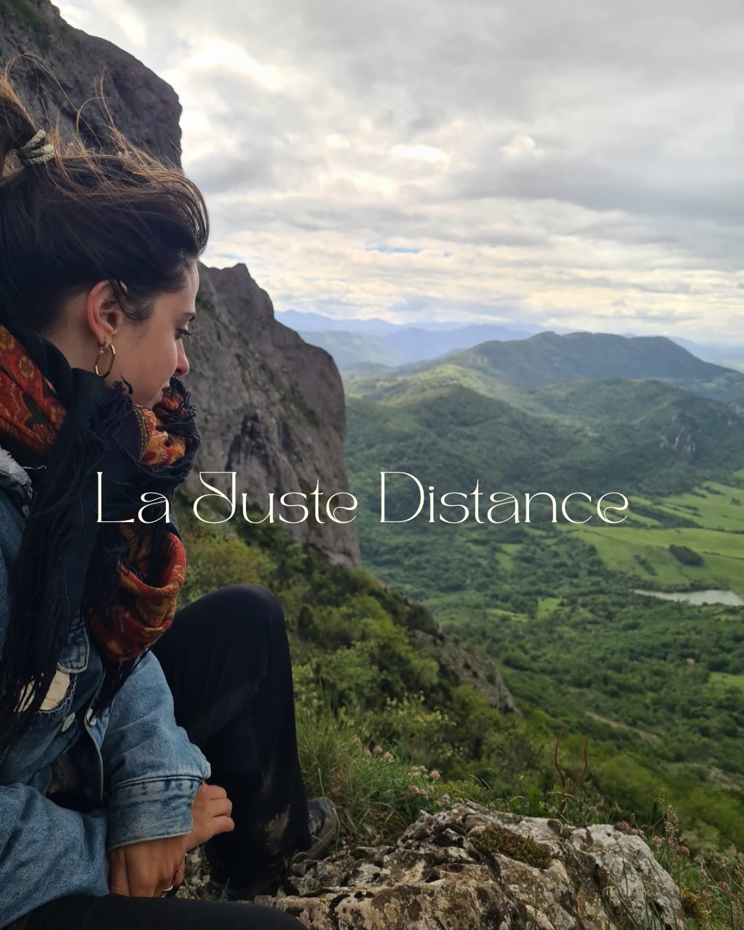 Une amie m’a demandé il y a quelques temps déjà ;
Et si tu devais donner un seul conseil à une jeune femme, quel serait-il ?
Alors voilà, je te réponds seulement maintenant ma belle,
Si je devais choisir une seule manière de traverser le monde, ça serait de prendre la juste distance avec tout ce qui se joue.
Me retirer dans le silence de mon être,
Devenir témoin des dires intérieurs,
Des sensations qui m’assaillent,
Observer qui parle en moi.
Voir l’absurdité de ce qui se trame pour que j’évolue,
Prendre le temps d’écouter, d’accueillir, réconforter et transmuter ce qui m’écorche.
Chaque jour, afin de me connaître entièrement,
Que le mystère soit résolu,
Que l’énigme soit levée.
Afin de me comprendre amplement.
Afin d’appréhender mon Autre,
D’apprendre le Monde,
Faire miroir avec tout ce qui vit et vibre…
N’être plus qu’Un, comme on dit.
Dans l’idée de déployer l’Amour en mon coeur ;
La Sagesse en mes pensées,
La Vérité en mes paroles,
L’Intelligence en mes actes.
Vivre au dessus des nuages,
Surfer sur la vague du mirage.
Reconnaître ma place au sein de la sérénité due.
Choisir la conscience.
C’est ce que je t’apprends à faire lors de mes accompagnements.
Commente « Maison » si tu souhaites en discuter, apprendre à méditer et avoir quelques conseils pour te relier à cette essence.
#ame #therapeuteenergetique #energeticienne #conscience #therapieenergetique