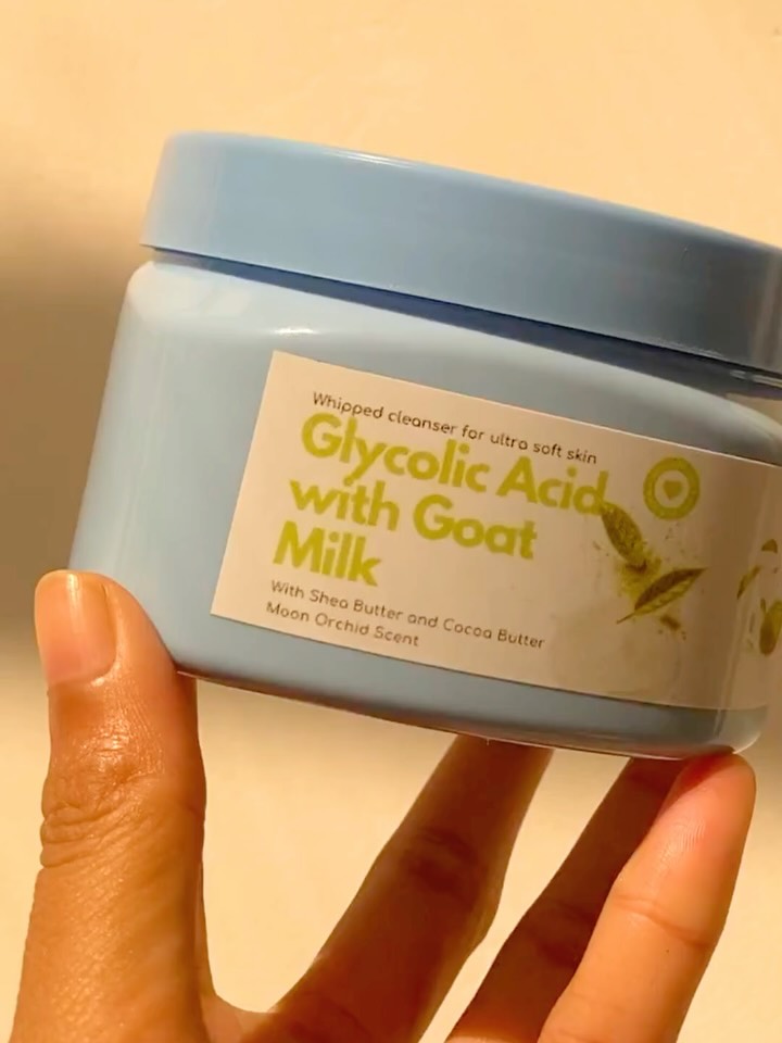 Today’s order is: Glycolic Acid with Goat Milk Whipped Body Cleanser with Mood Orchid Fragrance Oil🥛🐐🌕
The customer wants a soap that can enhance the texture of her skin and make her skin supeeeerrrrr soft, not dry at all, especially after use. The function of Glycolic Acid here is as a gentle exfoliator so it is very safe for daily use. No more flaky skin and with the percentage that is is quite low, it is good to be used long term.
The function of Goat Milk is for skin rejuvenation. You will feel your skin to be so plumply after shower!!🚿🌧️
The texture is whipped meaning that it is like a delicious cream with a moderate and gentle foam too!!!🫧🫧🫧The full ingredients are:
1. SCI (Sodium Cocoyl Isethionate)
2. Cocomidopropyl Betaine
3. Shea Butter
4. Cocoa Butter
4. Emulsifier
5. Rose Water
6. Glycolic Acid
7. Glycerin
8. X.Gum
9. Preservative
10. Goat Milk Extract
11. Moon Orchid Fragrance Oil
#soap #beautysoap #bodycare