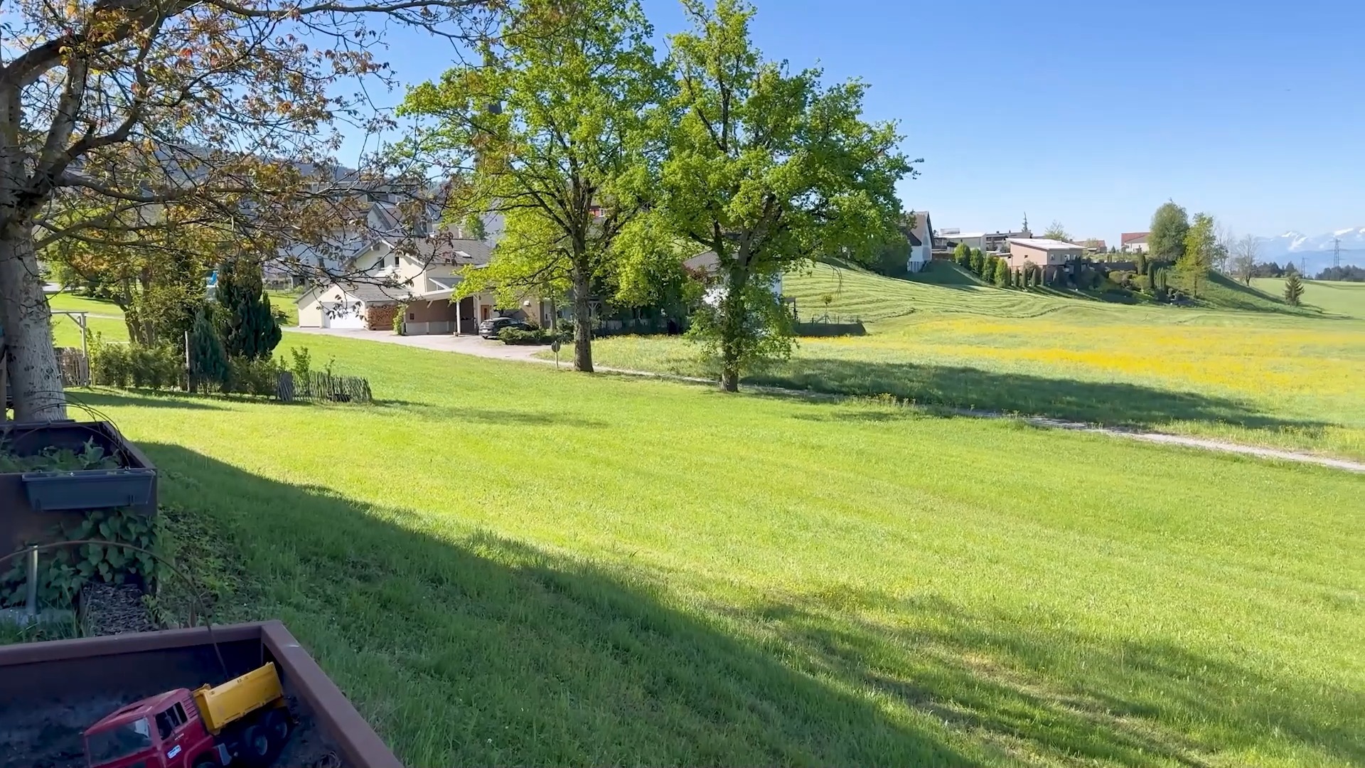 🏡 Traumhafte ruhiges Wohnen in Hohenweiler – Natur & Komfort vereint!
Diese charmante 5-Zimmer-Wohnung (153 m²) in einer gepflegten Wohnanlage mit nur vier Einheiten bietet:
✔ Helles, offenes Wohnambiente dank großer Glasfront
✔ Vier Schlafzimmer, zwei Badezimmer + separates WC – ideal für Familien
✔ Eigener Gartenanteil (100 m²) zum Entspannen im Grünen
✔ Praktische Extras: Abstellraum & Autobastellplatz
✔ Perfekte Lage: Ruhiges Ortsende mit direkter Anbindung an Wander- und Radwege – Geschäfte, Schulen & Apotheken in der Nähe
📅Besichtigungstermin vereinbaren und Euer neues Zuhause entdecken!
Nico direkt 📞+43 664 8247126 📨nico.troy@bb-immobilien.at oder 🌏https://www.bb-immobilien.at/haus-kauf/bb-24-01164
#Hohenweiler #Bodensee #WohnenImGrünen #NachhaltigLeben #immobilien #realestate #investment #vorarlberg #immobilienvorarlberg #eigenheim #wohneigentum #WohnenInHohenweiler #Familienwohnung #NaturUndInfrastruktur #ImmobilienTraum #Wohnkomfort #Gartenwohnung #ModerneWohnanlage
