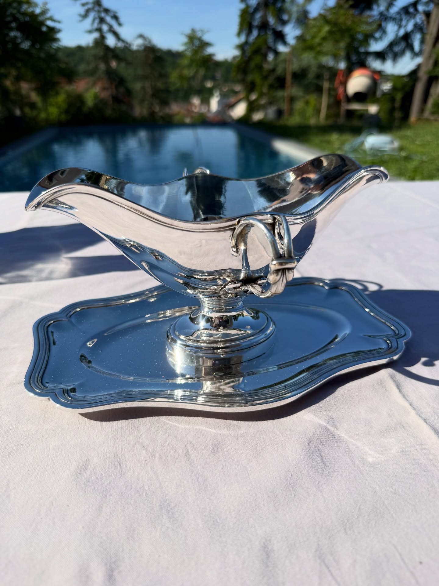 ❌vendu❌Christofle grande saucière sur dormant fixe.
Frise contours uni.
Hauteur : 13 cm
Longueur saucière :23,2 cm
Largeur saucière : 10,5 cm
Dormant : 26,5 cm x 18 cm
Bel état , micro rayures d’usage , brillance .
Estampillé du poinçon Christofle sous la base.
🛒 prix et disponibilité dans la boutique en ligne .
#argenterie #christofle #saucière #artdelatable🍽