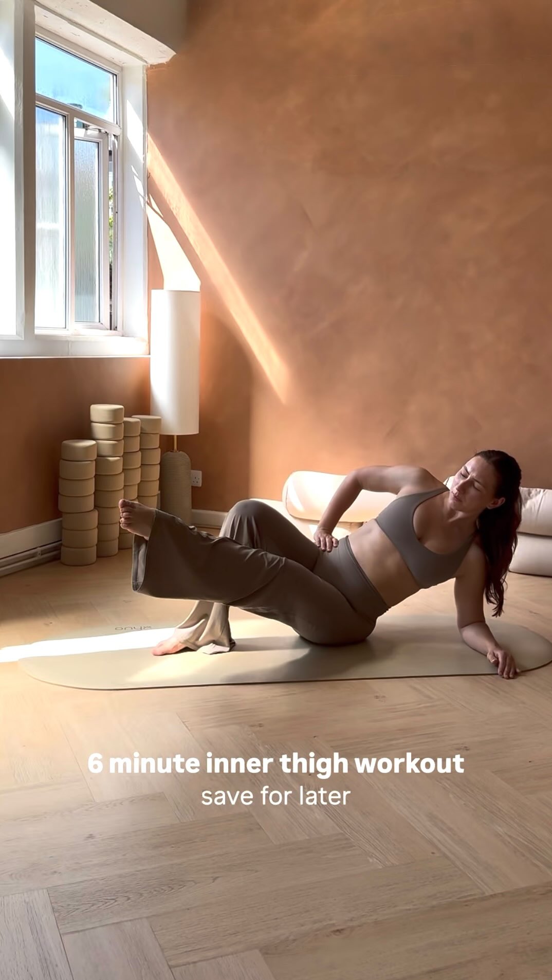 Quick at home inner thigh workout - save for later ✨
Repeat each x 10
- single leg lift
- circles
- reverse
- single leg taps
- combo
- pulse leg lift
Set: @oneractive
Mat: @onyx.wellbeing
Studio: @reformerpilatesplymouth
#pilates #matpilates #athomepilates #pilatesathome #pilatesworkout