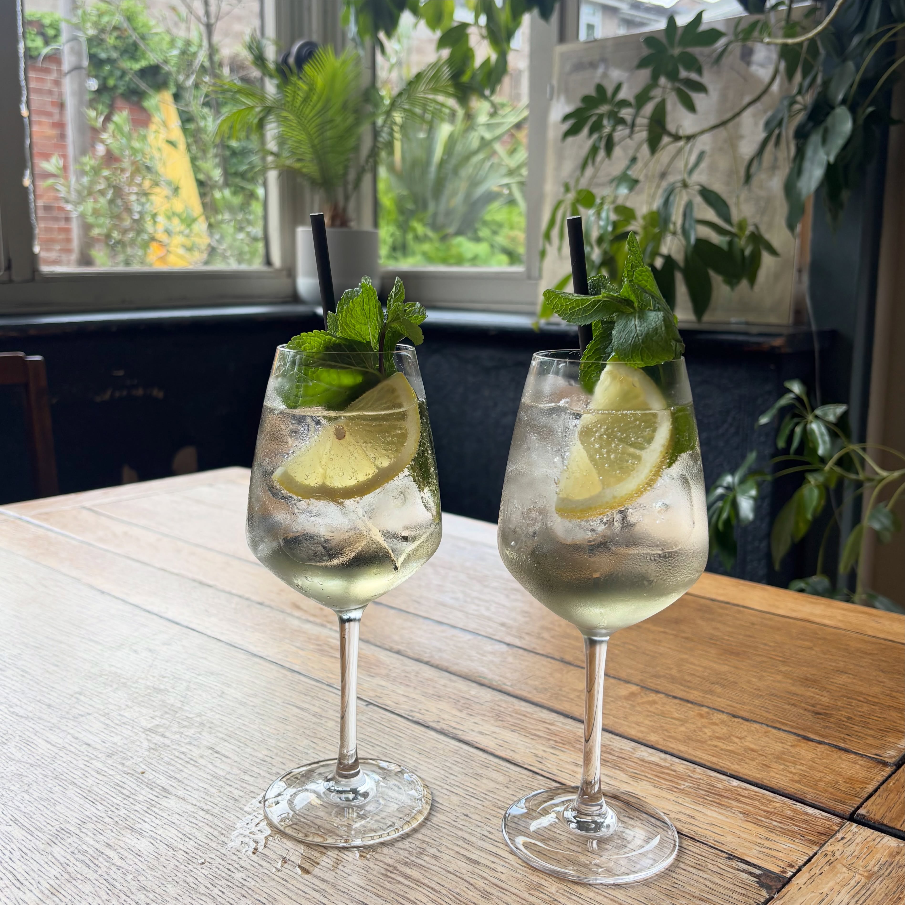 Hugo Spritz perfect for the bank holiday weekend ☀️£8 each or 2 for £15! 🥂
