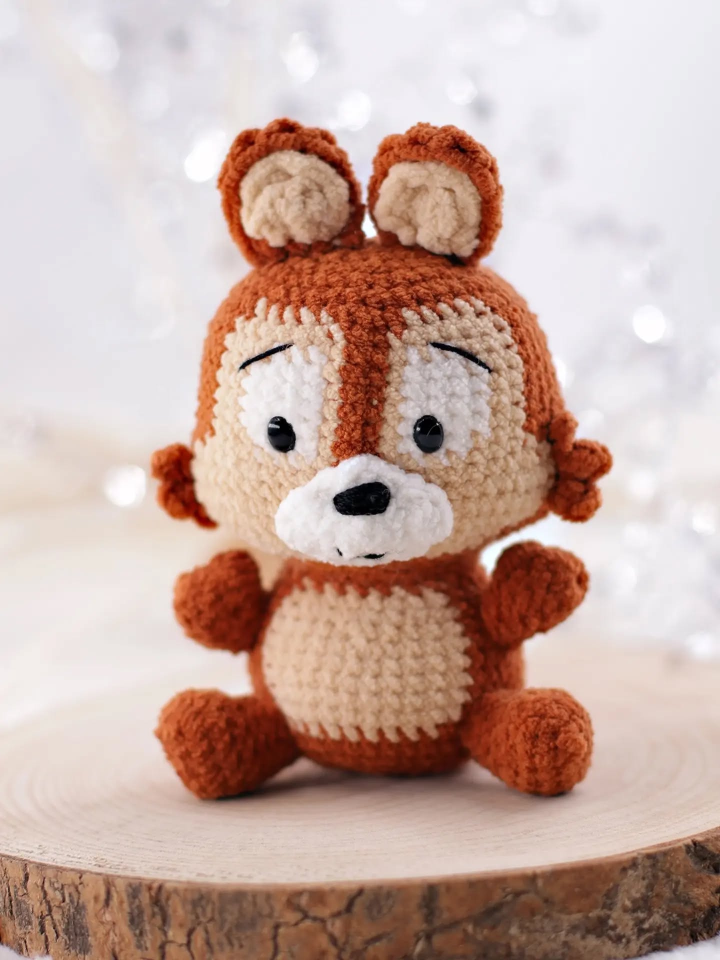 AmiguruMay Day 21: Cotton or Chenille
It’s the perfect day to show you my little Chip (or Dale—it’s up to you 🤭—but I think Dale has a little pompom? If you know for sure, I’d love to hear it 🤗)
I love chenille yarn when it’s high-quality (thanks Scheepjes and Ricorumi for your gems), but I also love working with cotton, because the results are completely different.
I had planned to be more active here and try to participate in AmiguruMay, but 🙃 life had other plans. But this unusual start to the year, even though it’s been tough, has once again helped me set my priorities—and, above all, reminded me that I need to dare to put myself first 🙈. Just thinking about it, I struggle not to act like this little monkey, even though I know it’s necessary.
•
AmiguruMay jour 21 : coton ou chenille
C'est le jour parfait pour vous montrer mon petit Tic (ou Tac, à vous de voir 🤭 mais il me semble que Tac a une petite houppette? Si vous avez l'info, je suis preneuse 🤗)
J'adore le fil chenille quand il est de qualité (merci Scheepjes et Ricorumi pour vos pépites), mais j'adore aussi travailler le coton, car les rendus sont complètement différents.
J'avais prévu d'être plus présente par ici et d'essayer de participer à l'AmiguruMay mais 🙃 la vie en a décidé autrement. Mais ce début d'année particulier, même si il a été difficile, m'a à nouveau aidée pour fixer mes priorités, et surtout pour me rappeler que je dois oser me prioriser moi 🙈 rien que d'y penser j'ai de la peine à ne pas faire comme ce petit singe, même si je sais que c'est nécessaire.
Du coup j'espère vous revenir plus souvent, déjà pour vous montrer les amigurumis réaliser et pas encore publié, mais aussi avec plus de contenu concernant la boutique (où le français sera mis en avant au lieu de l'anglais, de même que l'allemand ☺️ mais l'anglais sera toujours disponible en commentaire).
•
Yarn / fil / Wolle : @Scheepjes Little Darling
Pattern / patron : @aquariwool
•
🦦 Tout le matériel est dispo dans la mercerie suisse en ligne Made by Zazie, spécialisée crochet, amigurumi
🦦 Das gesamte Material findet ihr im Schweizer Online-Kurzwarengeschäft Made by Zazie spezialisiert auf Häkeln, Amigur