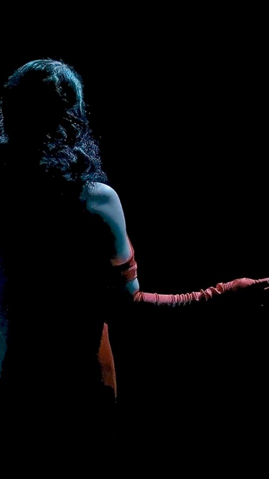 Chaque femme arrive ici avec une histoire différente.
Certaines viennent pour danser.
D’autres pour reprendre confiance.
Certaines cherchent simplement un endroit où elles peuvent enfin être elles-mêmes sans jugement.
Et parfois, après avoir essayé d’autres endroits… elles découvrent ici quelque chose qu’elles n’avaient jamais vraiment trouvé avant : de l’écoute, de la bienveillance, de l’authenticité, une énergie humaine, une sororité.
Parce qu’au fond, le burlesque ne transforme pas seulement la manière dont une femme danse… mais aussi parfois la manière dont elle se voit elle-même. ✨
--
#SassyDance #Burlesque #ConfianceEnSoi #Feminite #Geneve
📸 @photobookgeneve