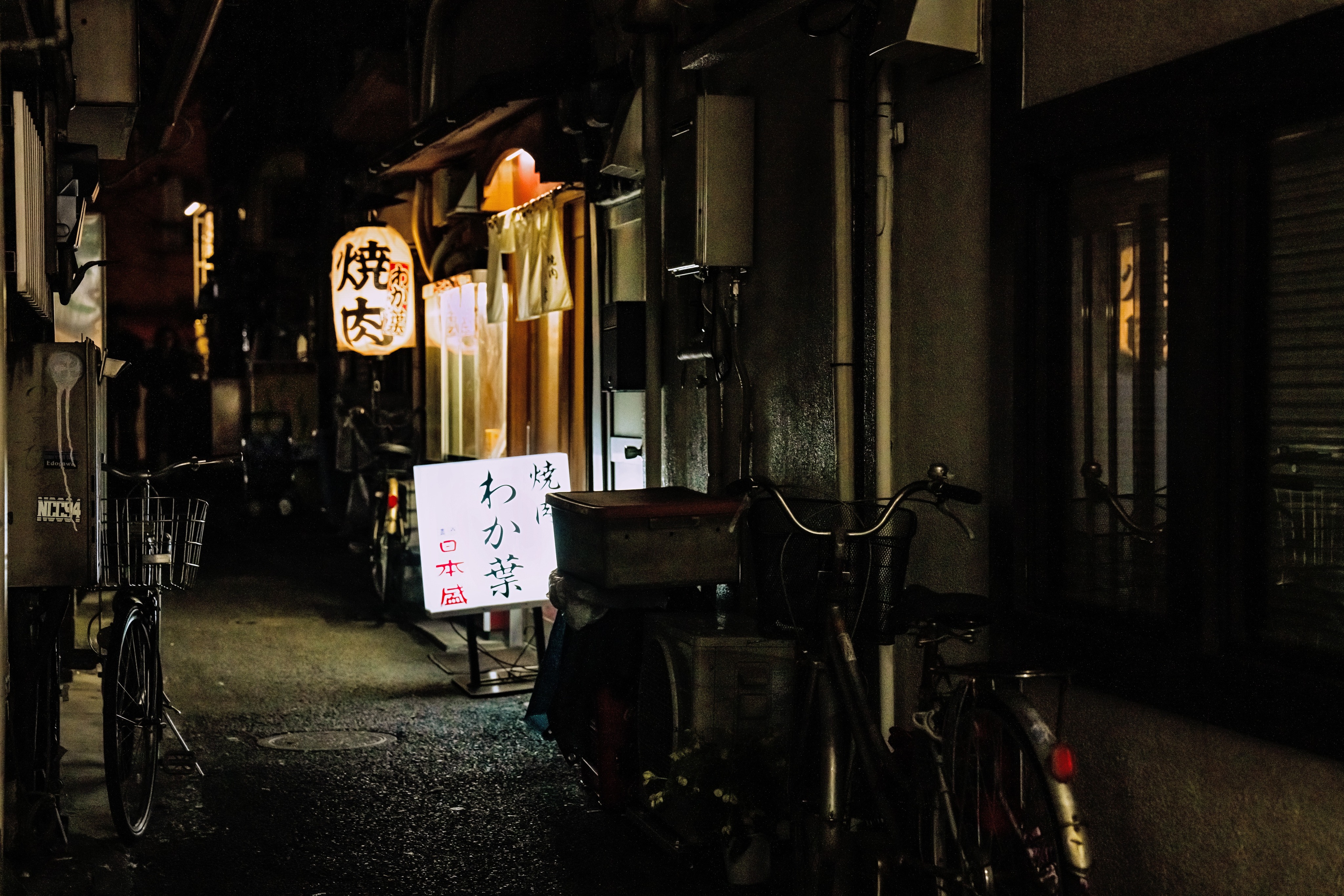 There’s something about Japan at night that feels almost film-like without even trying. Teeny-tiny alleyways, bicycles stacked up and the forever present hum of people. I found myself slowing down here and noticing textures and light. Photographing Japan felt less about chasing moments and more about letting them unfold quietly in front of me.
#travelphotography