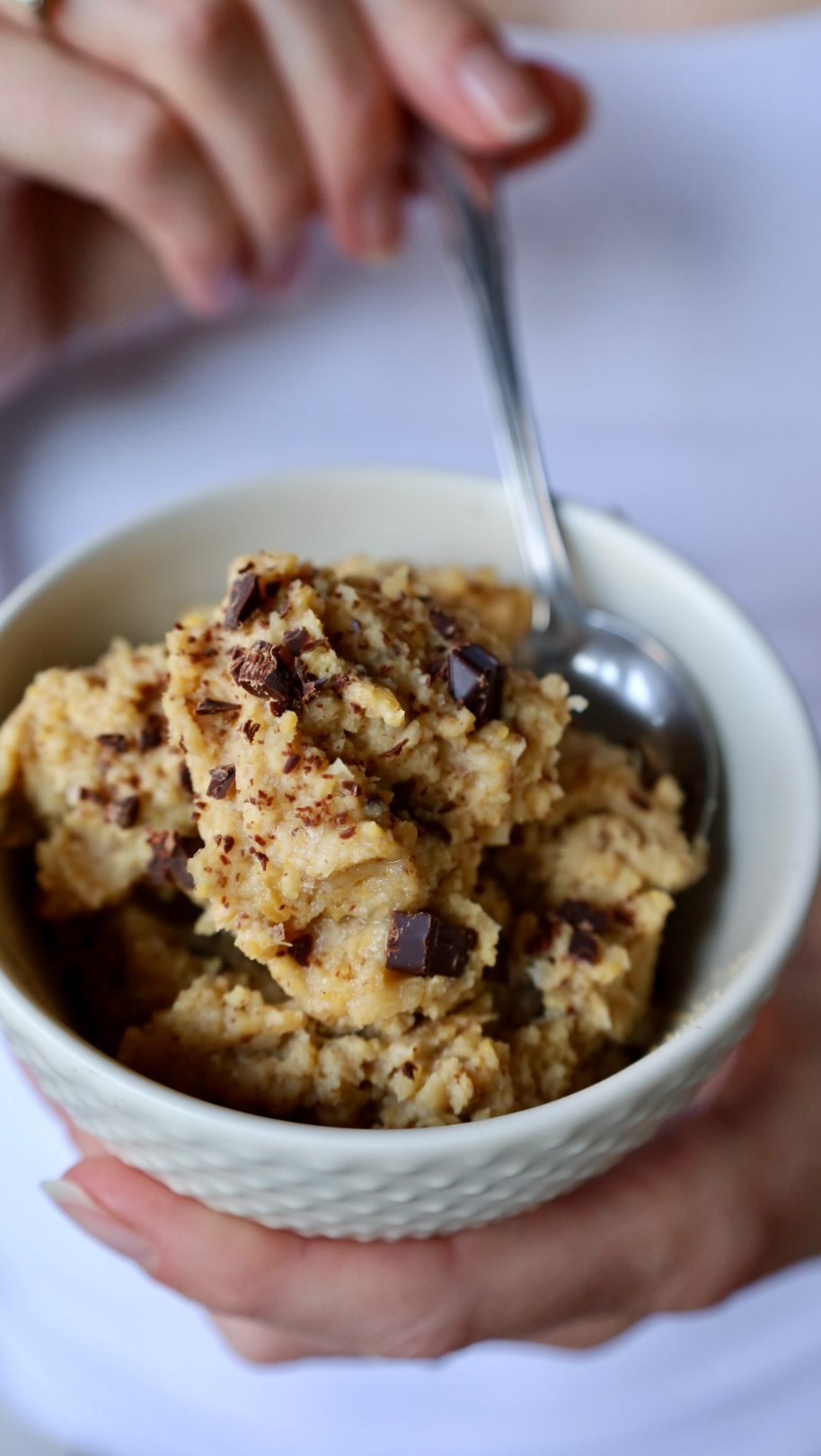 Q: What do you make if you have 1/2 can of chickpeas and a sweet tooth?
A: Healthier Cookie Dough 🍪
A delicious and little bit healthier raw cookie dough.
To make this I blended 170g chickpeas with 30g maple syrup/ honey/ date syrup (or liquid sweetener of choice), 20g almond butter, 20g ground almonds, 1 tsp vanilla extract, 1 tsp mesquite powder* (optional, but recommended) and a pinch of salt if needed. Blend until a dough-like consistency. Stir in 15g dark chocolate (finely chopped). Enjoy!
* I recommend @soaringfreesuperfoods mesquite powder 🫶
#cookiedough #healthierchoices #foodreels #veganerezepte