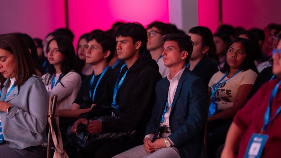 Así vivimos The Brand Journey 2026 en nuestro Campus Samborondón 🚀✨
Nuestra Facultad de Comunicación, Humanidades y Creatividad reunió a destacados marketers de Ecuador y América Latina en una experiencia llena de innovación, estrategia y aprendizaje, donde compartieron su visión y los desafíos del mundo del marketing actual.
A lo largo de dos jornadas, nuestros estudiantes exploraron nuevas perspectivas de la industria y conectaron con expertos nacionales e internacionales, incluyendo una transmisión en vivo junto a reconocidas universidades del exterior. 🌎
Una edición que llevó el aprendizaje más allá de las fronteras. 💡