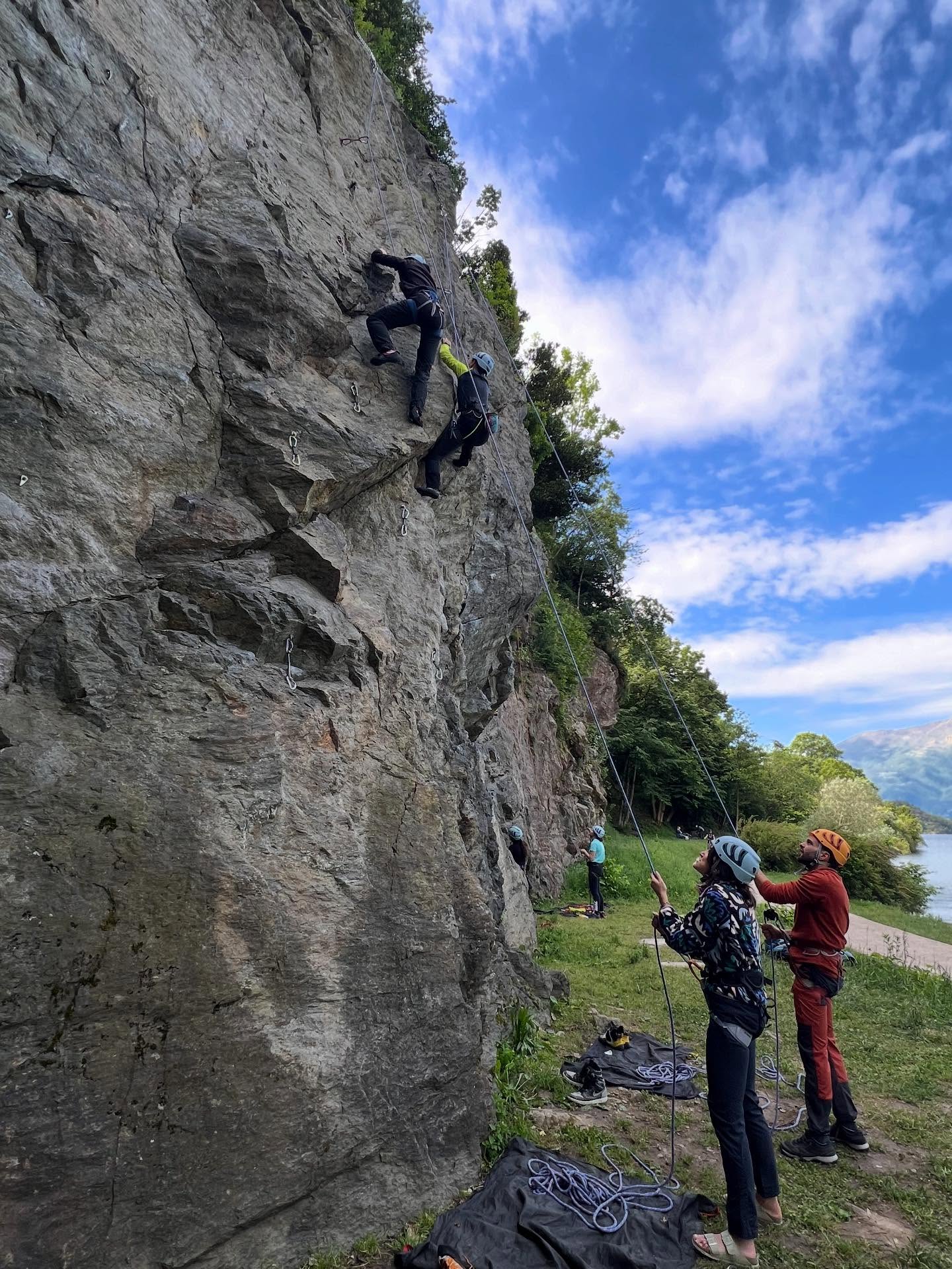 Domenica si è concluso il nostro consueto Corso Base di Arrampicata 🧗🏼♀️
Grazie alla nostra guida Rossano e ai suoi aiutanti Johnny e Nicola.
Complimenti a tutti i ragazzi!