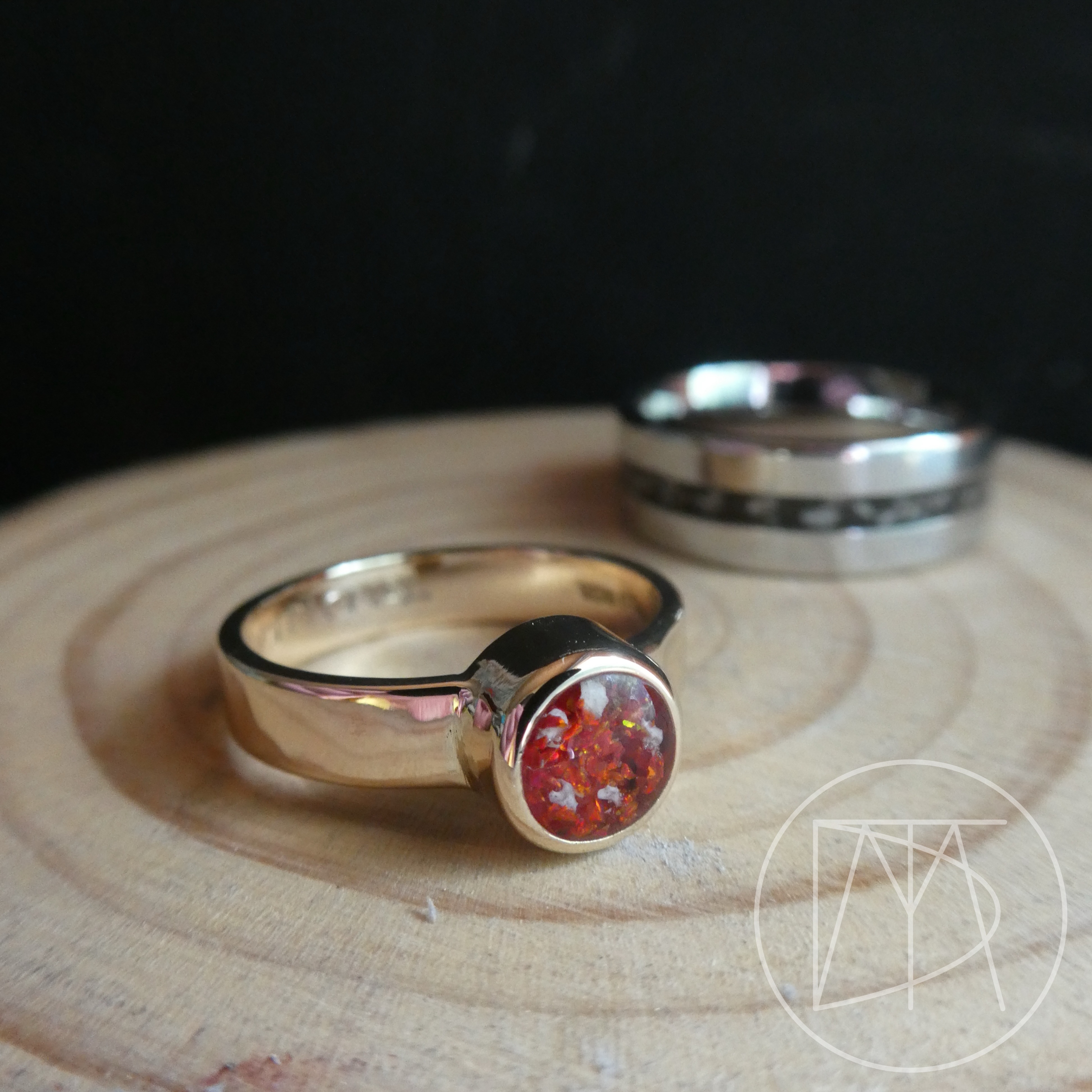 These two special pieces were collected yesterday evening. A 9ct ring set with ruby red and a stainless steel band with a very narrow inlay set with just black and ashes.
Two pieces made in memory of a much loved and missed mum
#thisdadmadethat #memorialjewellery #ashesjewellery #ashesring