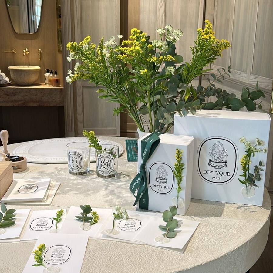 Today we were delighted to be at the beautiful new Bond Street Maison for Diptyque, personalising wish cards and gift boxes with delicate botanical wax seals inspired by the Herbarium of Scents.
Using real botanical elements and refined white wax, each piece was carefully composed and hand sealed on-site, creating a thoughtful finishing touch for every client gift. We loved combining natural textures with elegant details, from pressed herbs and foliage to crisp wax impressions and personalised initials.
A quiet, luxurious detail that transforms gifting into something truly memorable. 🌿✨
@diptyque #diptyque #newbondstreet #londonevents
