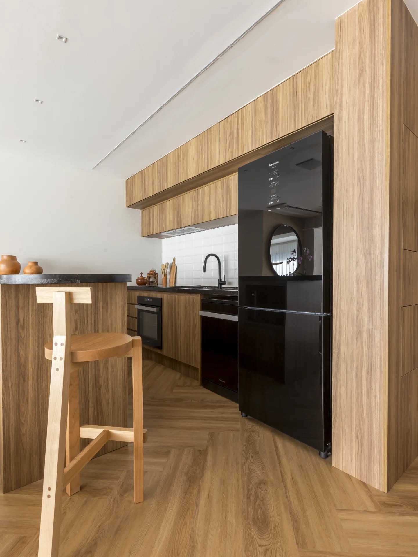 E vamos conhecer mais da cozinha deste projeto?
.
Desenhada perfeitamente pra integrar ao ambiente de forma elegante.
.
Um balcão pra adequar todos os usos diários, os eletros todos encaixados pra não pesarem na vista.
.
Projeto da @raphaelagoncalvesinteriores
.
#cozinhaplanejada #cozinhamoderna #newmoveisplanejados #projetodeinteriores