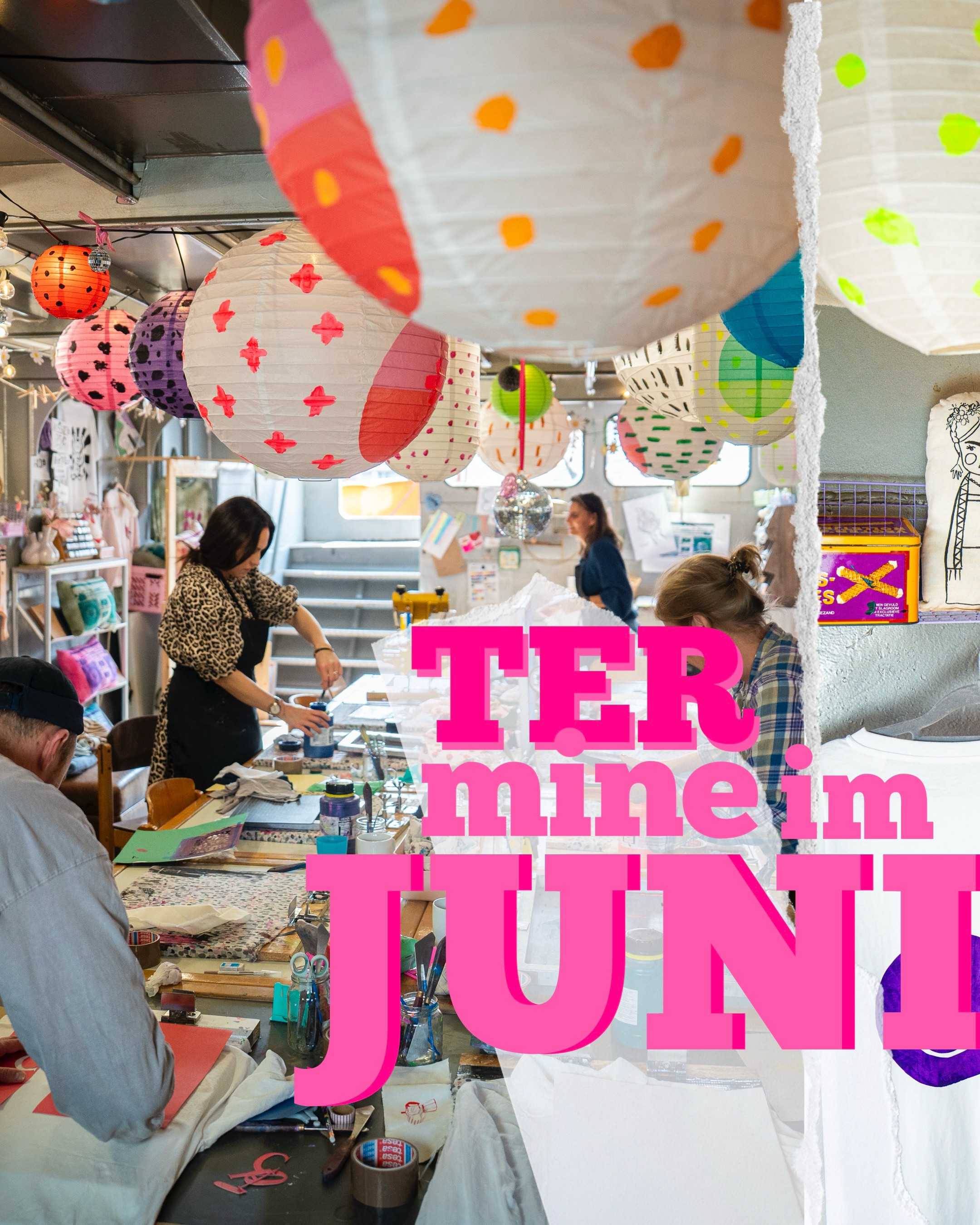 Auch im Juni wird gedruckt. Die perfekte kreative Auszeit, ob jetzt für Dich allein oder deine kreative Lieblingsbegleitung.
🗓️05.06.26 | Offene Druckmanufaktur
(16:30-18 Uhr)
Leider schon ausgebucht im Juni, aber im Juli sind noch Plätze frei.
🗓️28.06.26 | Slow Sunday Siebdruck Workshop
(12–15 Uhr) 3 Plätze frei
Drucken in kleiner Runde, dazu gibt es Kuchen und selbstgebackene Kekse. Du hast die Wahl: wenn Du mit Motiven aus der Druckmanufaktur druckst kostet Dich der Workshop 55€. Oder möchtest Du ZU den ganzen Motiven aus der Druckmanufaktur, noch ein individuelles Sieb mit eigenen Motiv zum drucken, von mir belichten lassen? Dann wähle die Option für 95€.
Ich freu mich auf dich!
🎟️ Tickets & Infos: Link in der Bio oder unter www.minagarcia.de
#geheimtipphamburg #siebdruck #pixelprint #kreativseinmachtglücklich #druckmanufaktur