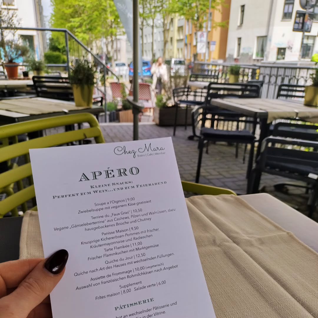 Apéro! 🍷 Der Start in den Abend, weil wer möchte denn um 16:00 Uhr wirklich noch ein Meeting starten? 😉
Die Terrasse wartet, der Crémant ist kalt und das Wetter spielt auch noch mit.
Wir freuen uns auf Euch!
/Mara
#aperitivo #aperotime #restaurant #rostock #weinbar