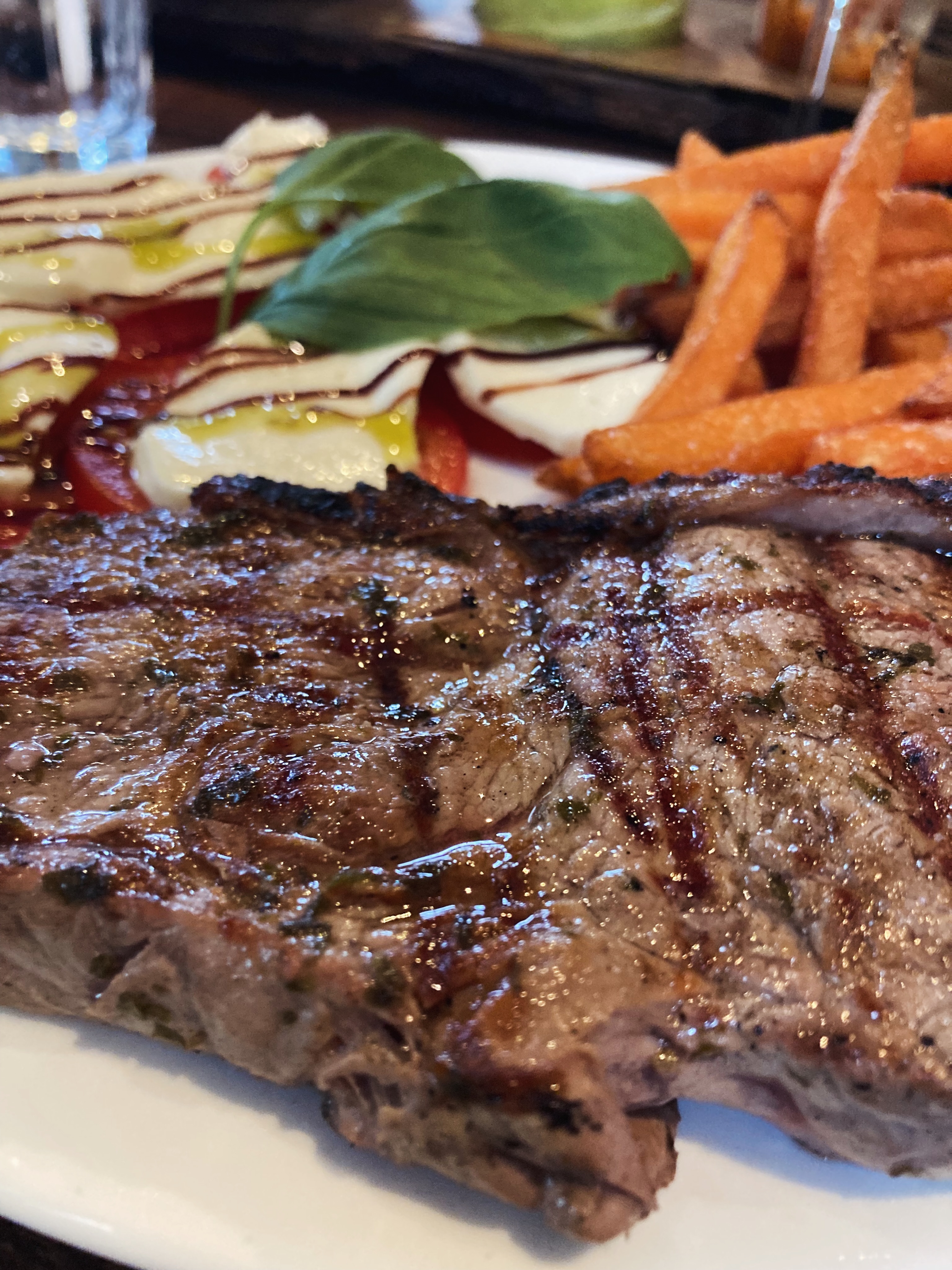 Bife de chorizo vom Holzkohlengrill zum zMittag oder zNacht? Einer unserer Bestseller ist unser Entrecôte! Einfach köstlich… Komm vorbei!
Di-Sa ab 17Uhr und Mi-Fr 12-14Uhr
#chequelomo #entrecôte #holzkohlengrill #basel #gastronomy