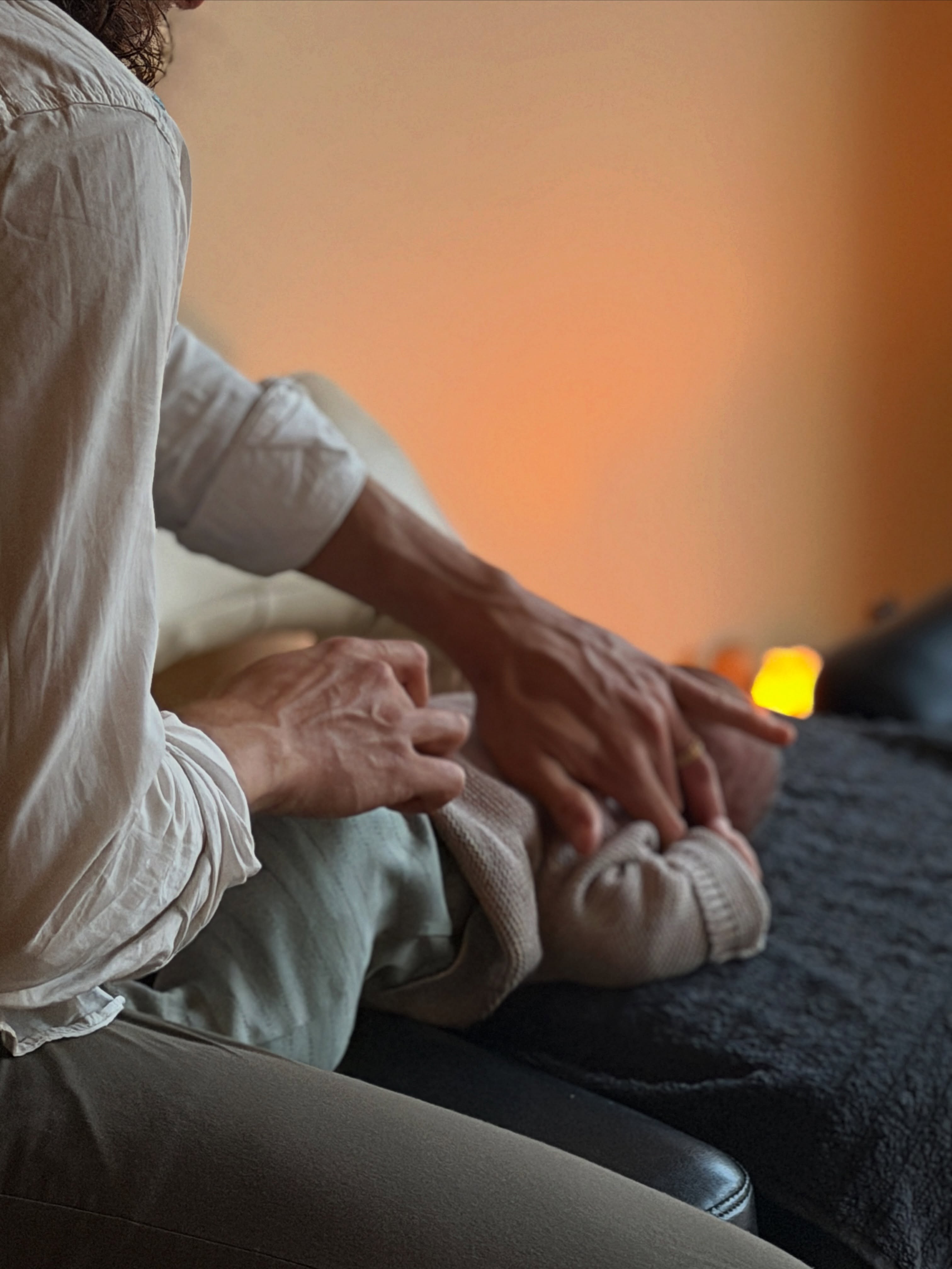 MATERNITÉ, CONCEPTION, BÉBÉ, POST PARTUM : accompagner la vie à chaque étape.
Chez Inné, nous accompagnons les femmes, les couples et les nouveau-nés à travers les grandes transitions de la parentalité :
• Préconception et fertilité naturelle
• PMA / FIV et soutien émotionnel
• Grossesse et préparation à l’accouchement
• Ajustements du nourrisson et du bébé (sommeil, frein de langue, optimisation, bilan réflex et postural…)
• Récupération et rééquilibrage post-partum
Notre approche associe ajustements chiropratiques, travail sur le système nerveux, équilibrage énergétique et guidance intuitive afin de soutenir le corps dans son intelligence innée.
Parce que chaque naissance commence bien avant la conception et se poursuit jusqu’à la fin de votre vie, sacralisez l’événement en étant bien accompagné, pour le vivre de la plus puissante des façons.
📍 Marseille & Le Beausset
🌍 Soins à distance possibles
📩 WhatsApp +33 6 99 20 06 70
#MaternitéNaturelle #Fertilité #PMA #FIV #grossessenaturelle