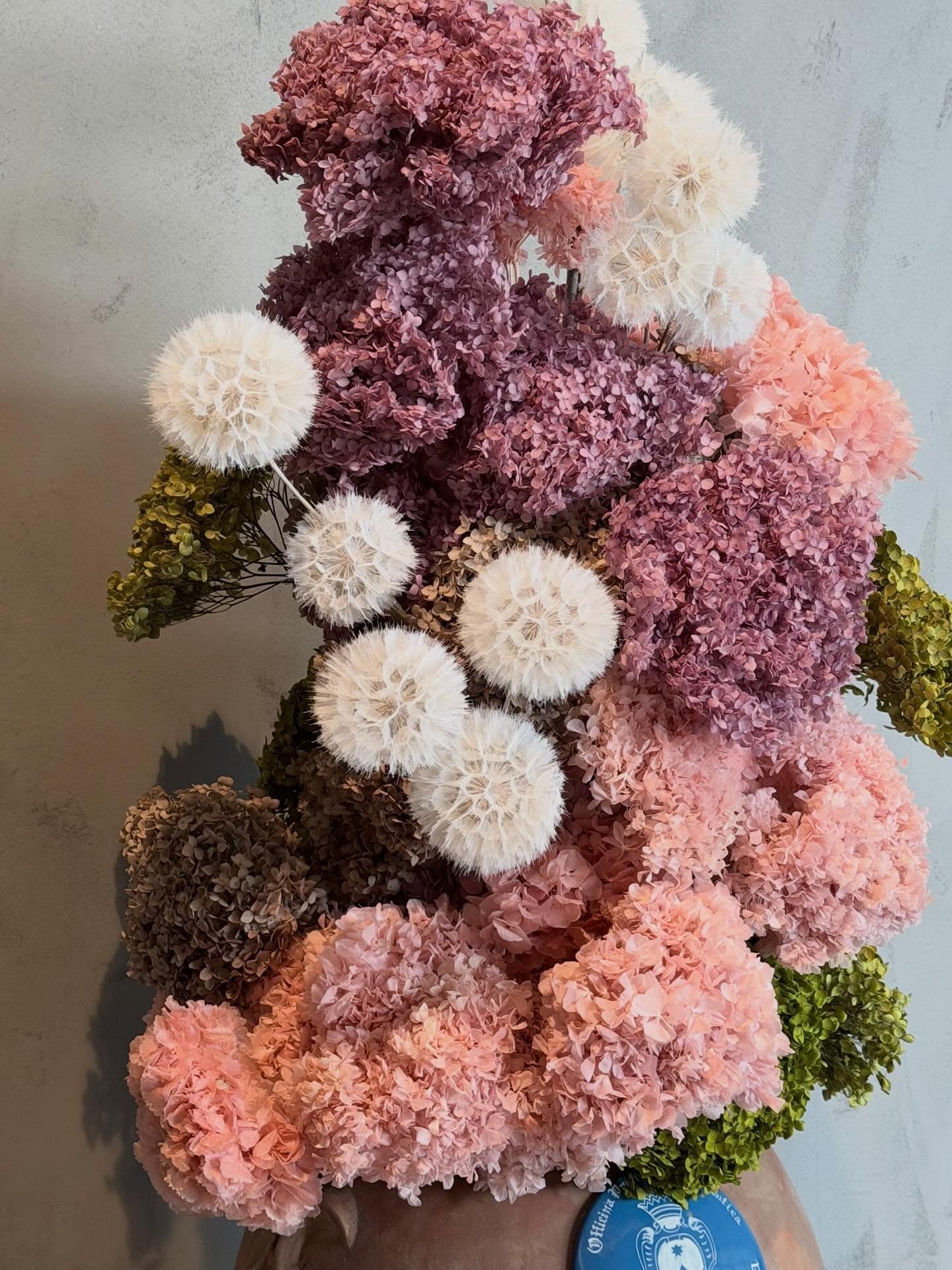 Flowers have this quiet power to change a room, a mood, a moment.
I’ve watched it happen a thousand times and it still gets me every time.
@santamarianovella1221
#floraldesigner
#luxuryflorals
#behindthescenes
#floralstyling
#designerlife