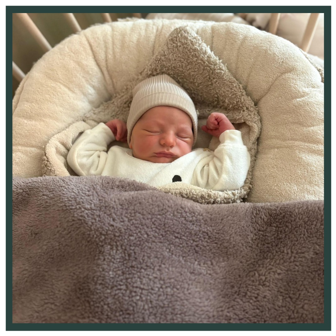 WELKOM SENN! 💙
Dit knappe ventje is geboren op 16-5-2026 om 13:03 uur. Hij woog 3800 gram bij 41+0 weken.
Zijn ouders Romy & Marc leerden we 2 jaar geleden kennen, tijdens de zwangerschap van grote broer Mylan. Romy beviel toen onverwacht thuis omdat Mylan heel veel haast had, en dat was zo'n fijne ervaring dat ze dit keer graag weer thuis wilde bevallen! 🥰
Tijdens de zwangerschap spraken Romy en Marc uit dat ze hoopten op precies zo'n zelfde bevalling als bij Mylan. Ze hebben het goed gemanifesteerd, want de bevalling van Senn verliep exact hetzelfde als die van Mylan, maar dan precies 1 week later! 😱
In de ochtend belde Marc al even naar LEV om te laten weten dat er wat rommelde. Net als de vorige keer kregen ze Joyce aan de lijn. 📞 Eind van de ochtend, rond dezelfde tijd als de vorige keer, belde Marc opnieuw en kwam Joyce bij hen thuis langs. 🚗 Romy zat op de grond gebogen over de skippybal en ving de weeën onwijs rustig en beheerst op met Marc aan haar zijde, zo'n goed team samen! 💪🏻
Marc had als ervaren papa alle spulletjes al klaar staan toen Joyce aankwam. 🙌🏻 We besloten geen inwendig onderzoek te doen, omdat van de buitenkant al goed te zien was dat de weeën steeds intenser werden en het niet lang meer zou duren. We wachten geduldig af en niet veel later kreeg Romy inderdaad persdrang. Na 10 hele intense minuten werd er een prachtig klein ventje geboren en volgde er tranen van geluk! 🥰 Toen we op de klok keken moesten we wel even lachen, Senn werd precies 5 minuten voor zijn grote broer geboren! 🤭
Lieve Romy & Marc, van harte gefeliciteerd met jullie 2e zoon! Het was een feestje om jullie bevalling te mogen begeleiden! Jullie mogen onwijs trots zijn! We wensen jullie heel veel geluk met jullie mooie gezin! Veel liefs, team LEV. 🤎
#thuisbevalling #geboorte #welkomkleintje #verloskundigen #grotebroer