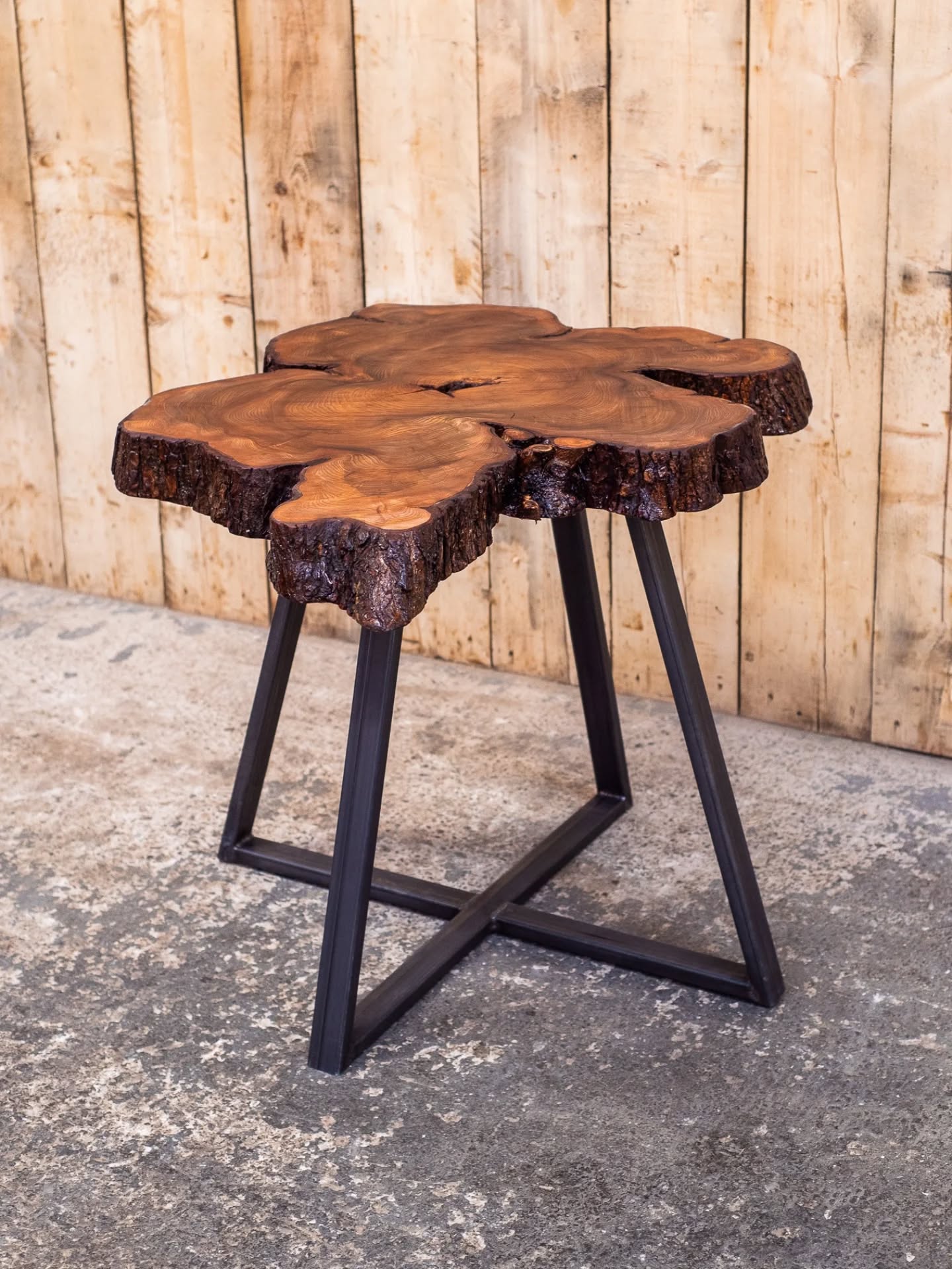 🍂 Natural edges. Industrial steel. One completely unique piece.
Our live edge tree slice side table brings all the character of the timber to life — no two will ever be the same 🌳Handmade and built to stand out in any space.
Handmade in Sheffield.
Nationwide delivery.
#liveedgefurniture #sidetable #rusticfurniture #industrialfurniture #woodworking