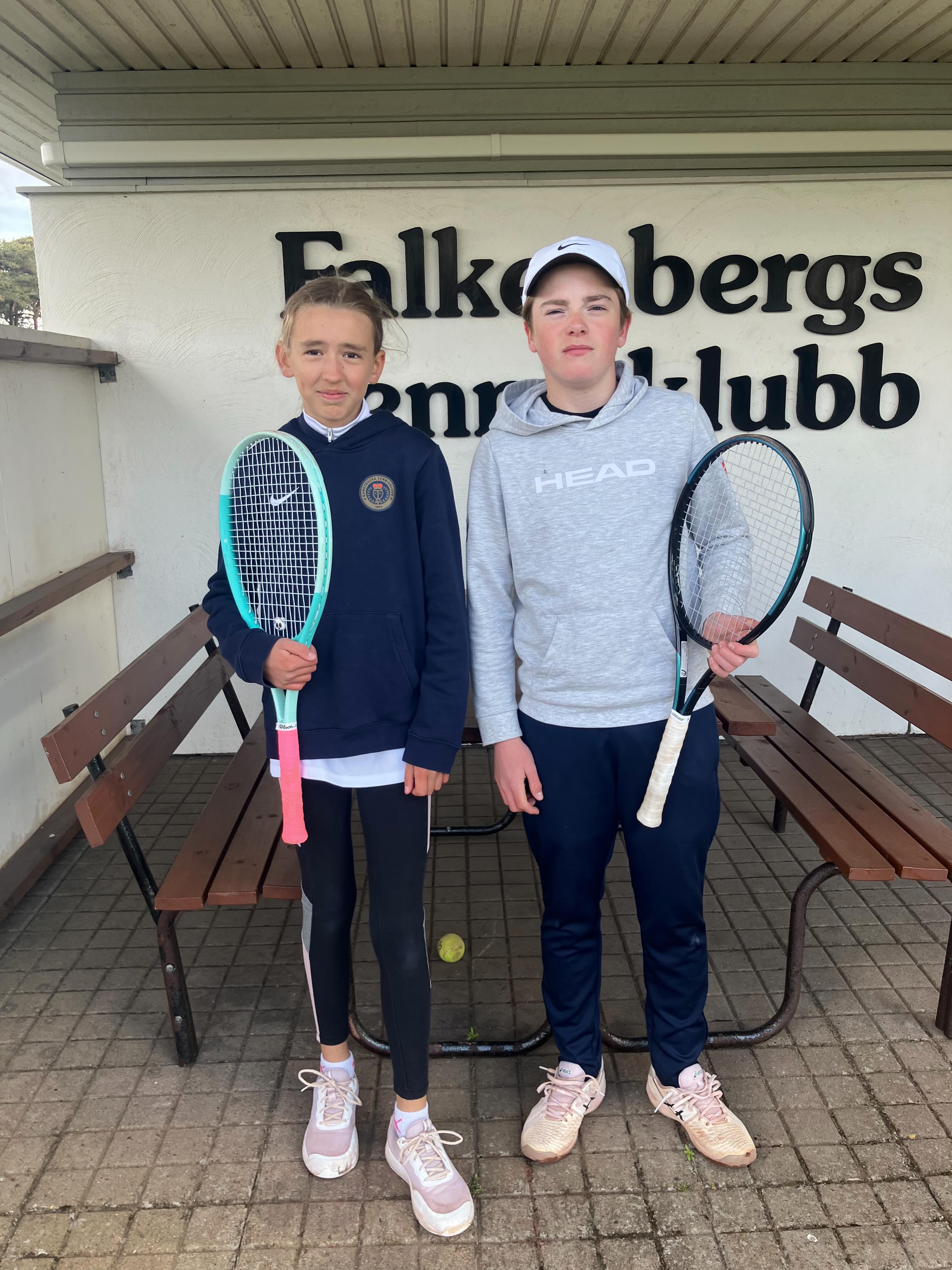 KTK tennishelg i STORT och smått…. Next Generation Cup i Falkenberg. 23 st som kämpade, hejade på sina kompisar och spelade strålande tennis. Lite extra fina resultat: PS15A Vincent Ihlmark vinst. Olle Andersson och Julius Bergerheim semifinalister. PS 13B Kevin Moberg 3 plats. PS 11B Alexander Håkansson 2 plats. Nikola Medan D 3 plats. Erik Johansson Abaffy och Hjalmar Nithenius 4 platser. FS 15 A Mira Bergerheim semifinal. FS13A Amanda Zander vinst. FS 11A Selma Munteanu finalist. Saga Wedefalk semifinal. FS11B Elsa Roos 2 plats. STORT GRATTIS till Vincent, Amanda och Selma som kvalificerade sig till slutspelet i Jönköping 5-7 Juni.💪🏻