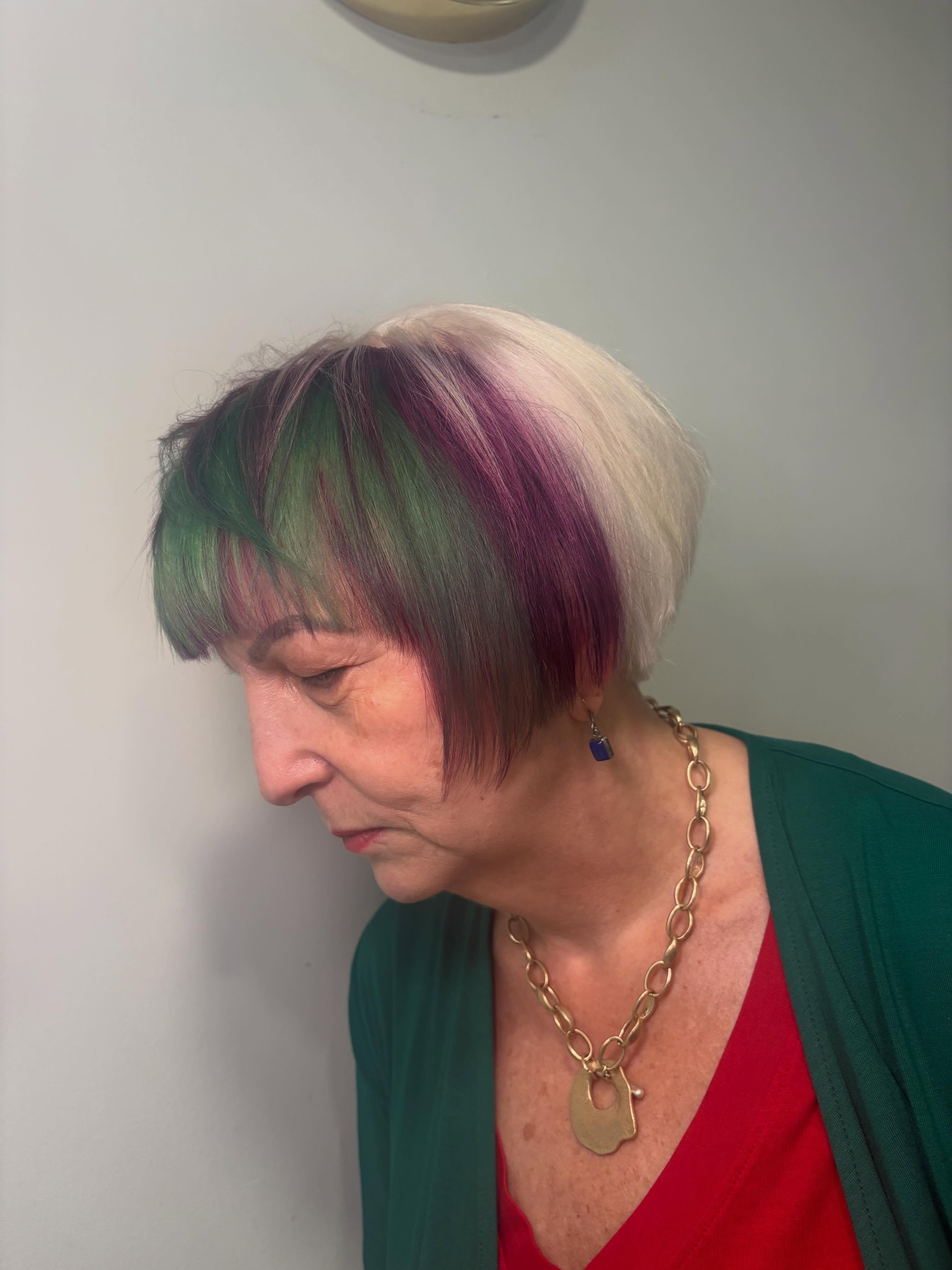 Advanced technical colour 💜💚
This look was created by colour specialist Olivia, paired with a textured bob to enhance placement of colour 👉🏻
Scalp bleach and tone @redkenpro
Panel work with vivids 🎨
Integrity and treat @k18hair
BOOK NOW! Bring your inspo photos along and we will thoroughly consult your colour journey, the correct aftercare needed, sitting times and cost 📱
20% off colour Tuesday- Friday
T&Cs apply
Complete with a cut and blowdry or blowout 🫶🏻