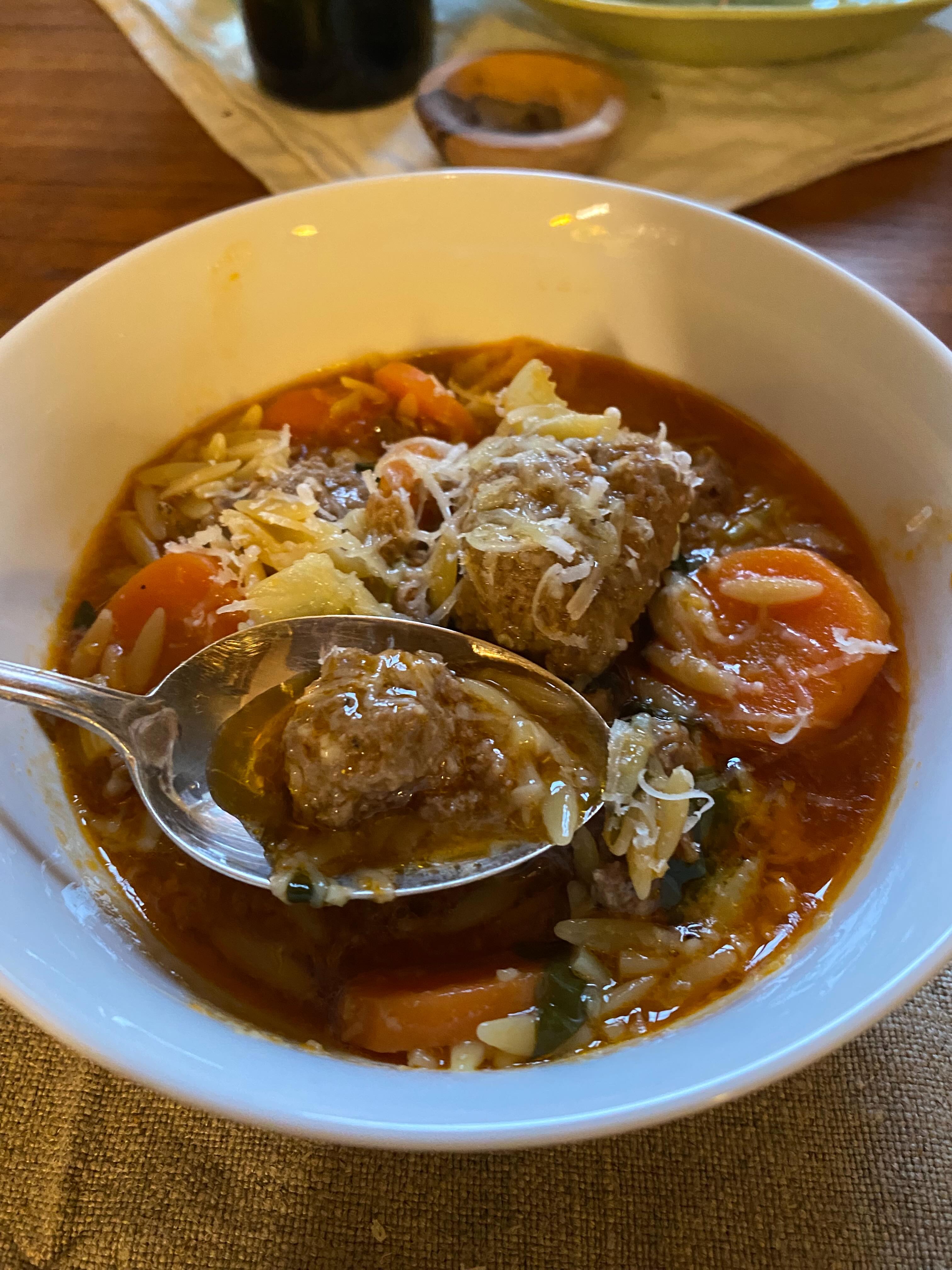 När jag ser listor med tips på rätter att förbereda och frysa in inför postpartum så är pastarätter ofta ett av toppförslagen. Detta är förmodligen eftersom pastan ersatt potatisen som svenskarnas favoritkolhydratkälla.
Jag har absolut inget emot pasta för postpartum, om det är något du ofta äter och njuter av! 😋
Såhär hade jag tillagat och serverat din pastarätt, om du var min postpartumklient…
Jag hade valt en ekologisk och hantverksmässigt gjord sort, om möjligt.
Jag hade antingen kokat den i kollagenrik kycklingbuljong, eller direkt i såsen eller soppan som den ska serveras med.
Jag hade kokat den mjuk, och inte al dente, för att göra den mer lättsmält.
Jag hade undvikit tomatbaserade pastasåser (för syrligt, men lite tomatpuré är ok) och gräddbaserade såser (för tungt, men lite riven ost är ok). Jag hade istället valt en buljongbaserad sås.
Jag hade förmodligen låtit andra råvaror vara rättens huvudfokus, som köttfärs/frikadeller och mjukkokta grönsaker och rotfrukter i säsong.
Jag hade toppat med färska örter och parmesan eller pecorino.
Min favoritpastasort för postpartum är risoni. Den passar utmärkt i t.ex. Italian wedding soup eller minestrone.