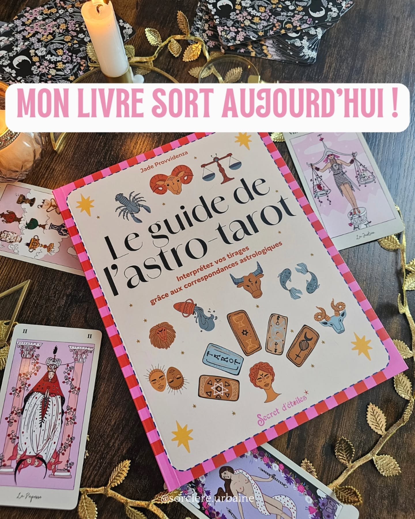 | Le Guide de l'Astro-Tarot 💫 |
C'est aujourd'hui que sort mon nouveau livre en librairie 😍
Je ne te raconte même pas comme je suis heureuse de voir enfin ce nouveau bébé de papier voir le jour ! J'ai tellement hâte de le savoir entre tes mains 🫣
Ce guide je l'ai pensé pour t'accompagner dans la découverte de l'astro-tarot. On le sait (ou pas, mais après ta lecture, tu sauras 😝), que le tarot possède des correspondances astrologiques mais il y a peu de livres dans le domaine.
Alors j'ai voulu me lancer dans le sujet, sachant que ce sont deux domaines que je mêle dans ma pratique depuis près de 6 ans maintenant.
➡️ Dans ce guide je me concentre exclusivement sur le Tarot Rider-Waite-Smith 🙏 Tu y découvriras les correspondances de chaque arcane, des tips pour inviter l'astrologie dans tes tirages et surtout, une méthode (la mienne) pour créer et interpréter ton propre Tarot Thème 💫
J'ai adoré écrire ce guide. J'aurais pu écrire des milliers de pages encore. J'espère que les mots et connaissances que j'y ai déposé t'aideront à faire briller la plus belle étoile de ta vie : toi.
🔥💫➡️ Le guide de l'astro-tarot aux éditions @secretdetoileseditions est disponible dès aujourd'hui sur leur site et en librairie : Fnac, Cultura, Amazon et chez ton libraire (pense à le commander s'il n'est pas en rayon dans ta librairie 🤗) !