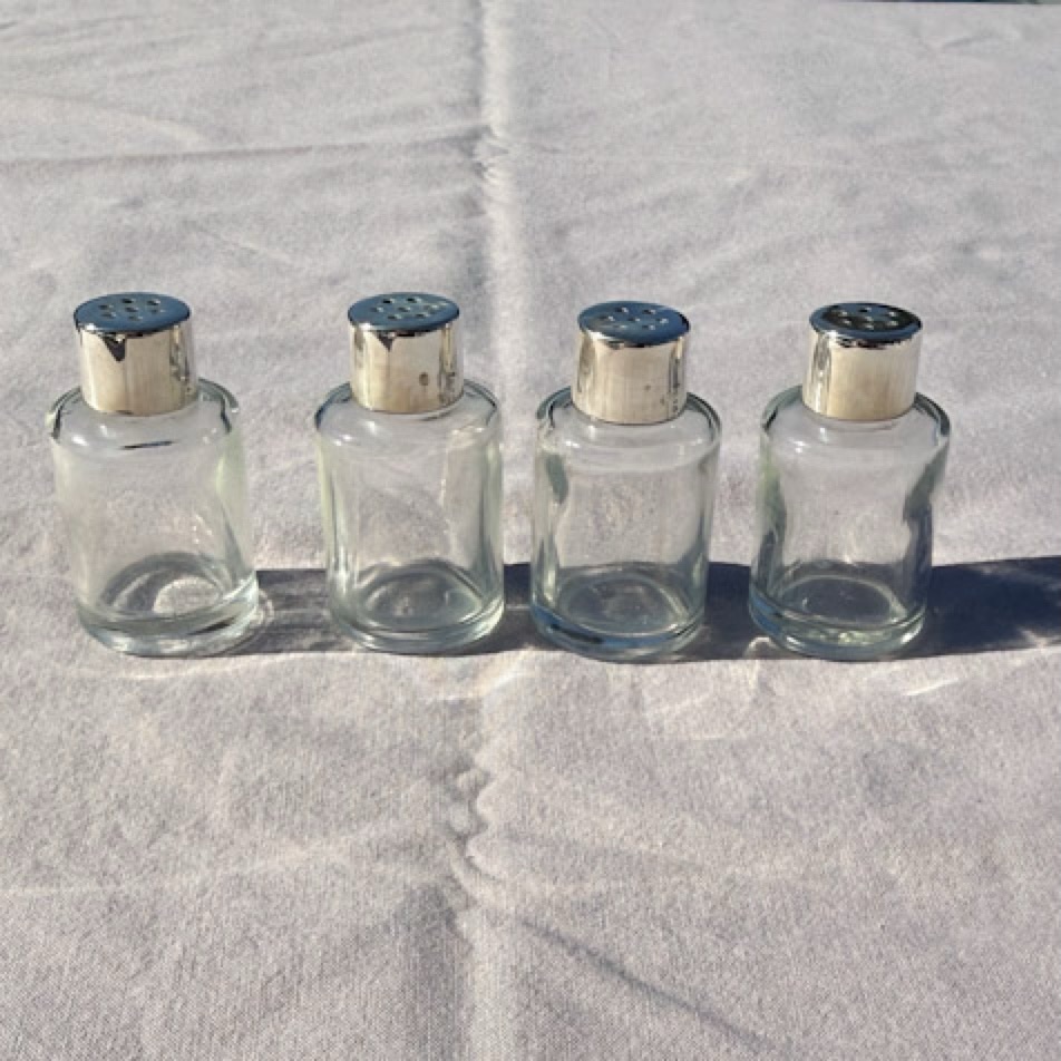 Charmante série de 4 salières individuelles en verre montures argent.
Hauteur : 5 cm
Ø base : 2,7 cm
En très bel état , une jolie touche de sel sur table .
🛒prix et disponibilité dans la boutique en ligne.
#sel #salière #artdelatable