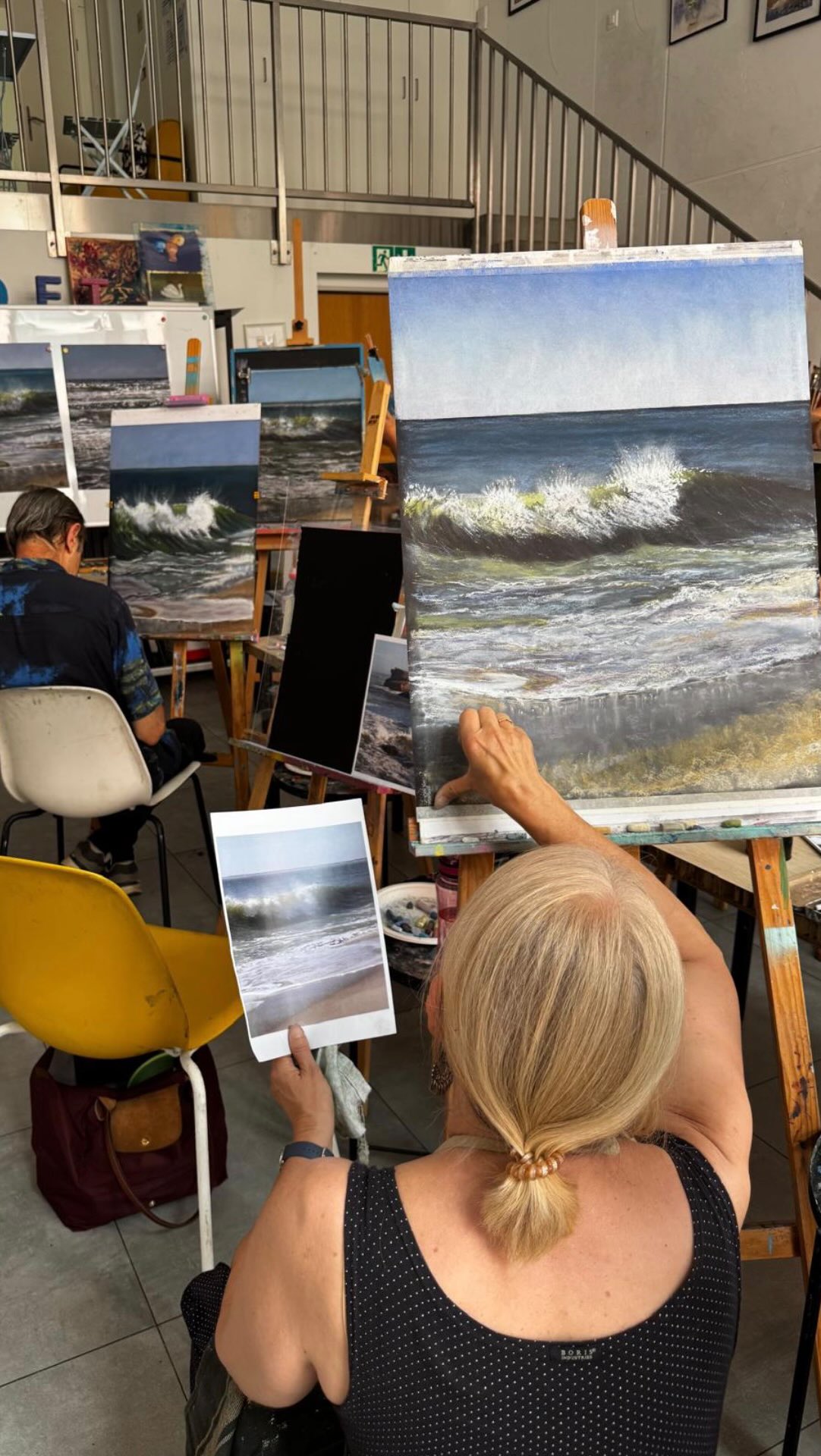 ✨ Plongez dans l’univers du pastel sec et explorez la magie des lacs, rivières, eaux et reflets avec l’artiste français Alain Voinot 🎨
Pendant 2 journées immersives, découvrez comment capturer :
💧 les mouvements de l’eau
🌊 la transparence et la profondeur
✨ les reflets et les jeux de lumière
🖤 la richesse du pastel sur fond noir
Programme du stage :
📍 Jour 1 – Études autour du rendu de l’eau : profondeur, mouvement, transparence, lumière et reflets.
📍 Jour 2 – Création d’un paysage plus élaboré : chaque participant réalisera une œuvre originale.
Le travail se fera sur papier Canson noir, à partir de photographies fournies par le professeur ainsi que de quelques photos personnelles apportées par les participants. Thèmes : paysages, rivières et marines.
Grâce à une approche « pas à pas », Alain Voinot vous guidera tout au long du processus, avec un accompagnement personnalisé à chaque étape.
📍 Lieu : Artiloft, Lausanne
📅 Dates : 11 & 12 juillet 2026
⏰ Horaires : 13h – 18h (10h d’atelier)
💬 Langue : Français
👥 Tous niveaux bienvenus – adultes & jeunes dès 14 ans
🎓 Certificat remis à l’issue du stage
💰 280 CHF (avec votre matériel)
💰 300 CHF (matériel fourni)
⚠️ Places limitées — inscription en ligne obligatoire !
Pour la liste du matériel ou toute information : info@artiloft.ch
#PastelSec #AlainVoinot #StageArtistique #Artiloft #Lausanne
