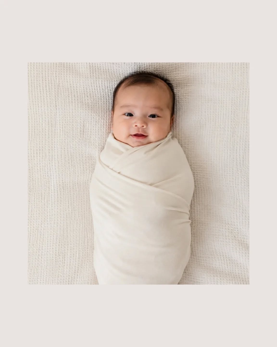 👶 Je baby inbakeren: hoe doe je dat?
Inbakeren is het stevig maar comfortabel inwikkelen van je baby in een doek of speciale swaddle.
Het kan helpen om je baby rustiger te maken 😌 en beter te laten slapen 💤, vooral in de eerste maanden.
Waarom inbakeren?
✔️ Vermindert de schrikreflex
✔️ Kan helpen bij onrust en huilen
✔️ Bevordert vaak een betere slaap 💤
✔️ Geeft een geborgen gevoel 🤍, zoals in de baarmoeder
Hoe doe je het veilig?
✔️ Gebruik een dunne doek (tetradoek) of speciale swaddle
✔️ Leg je baby altijd op de rug
✔️ Zorg dat de doek stevig zit rond de armpjes
✔️ Laat ruimte bij de heupen zodat de beentjes kunnen buigen
✔️ Zeker niet te warm aankleden
Belangrijke aandachtspunten
• Stop met inbakeren zodra je baby probeert om te rollen (rond 3-4 maanden)
• Gebruik het vooral bij het slapen en niet de hele dag
• Let goed op signalen van ongemak
Wanneer beter niet inbakeren?
❌ Bij koorts
❌ Bij heupdysplasie
❌ Als je baby al kan omrollen
🧣 Techniek
1️⃣ Leg de doek klaar
• Spreid een dunne doek uit in ruitvorm
• Vouw de bovenste hoek een stukje naar beneden
2️⃣ Leg je baby neer
• Leg je baby op de rug
• Schouders net onder de gevouwen rand
3️⃣ Eerste arm vastmaken
• Leg één arm langs het lichaam
• Trek de linkerhoek strak over de borst en arm
• Stop de doek onder de rug
4️⃣ Onderkant omhoog
• Vouw de onderste hoek omhoog richting de schouders
• Laat genoeg ruimte zodat de benen kunnen bewegen en spreiden
5️⃣ Tweede arm vastmaken
• Leg de andere arm langs het lichaam
• Trek de laatste hoek over de baby heen en stop vast onder de rug
💬 Vraag gerust tijdens een huisbezoek uitleg aan je vroedvrouw om het samen te proberen.