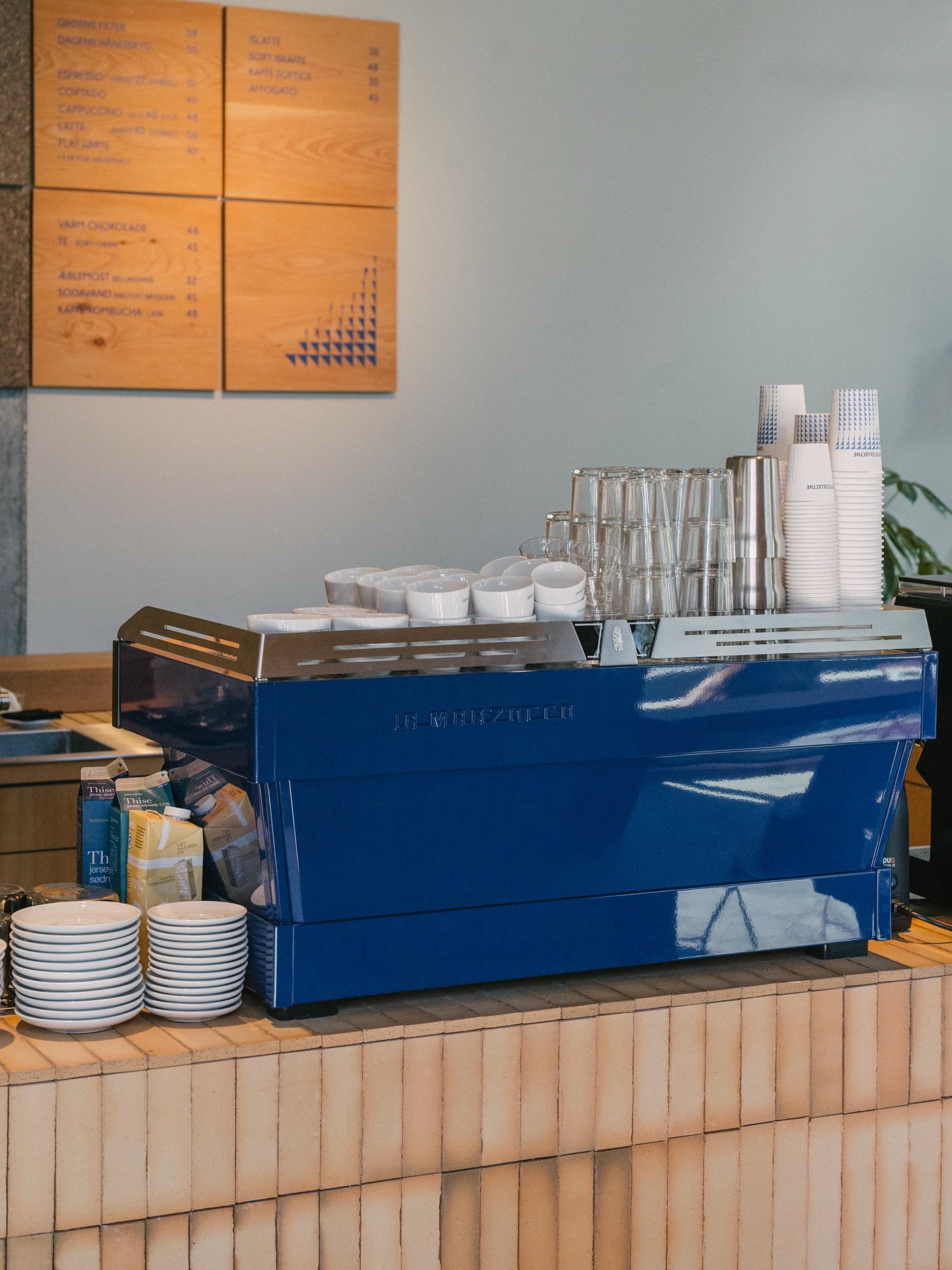 Happy Friday from @coffeecollectif in Copenhagen ☕️💙