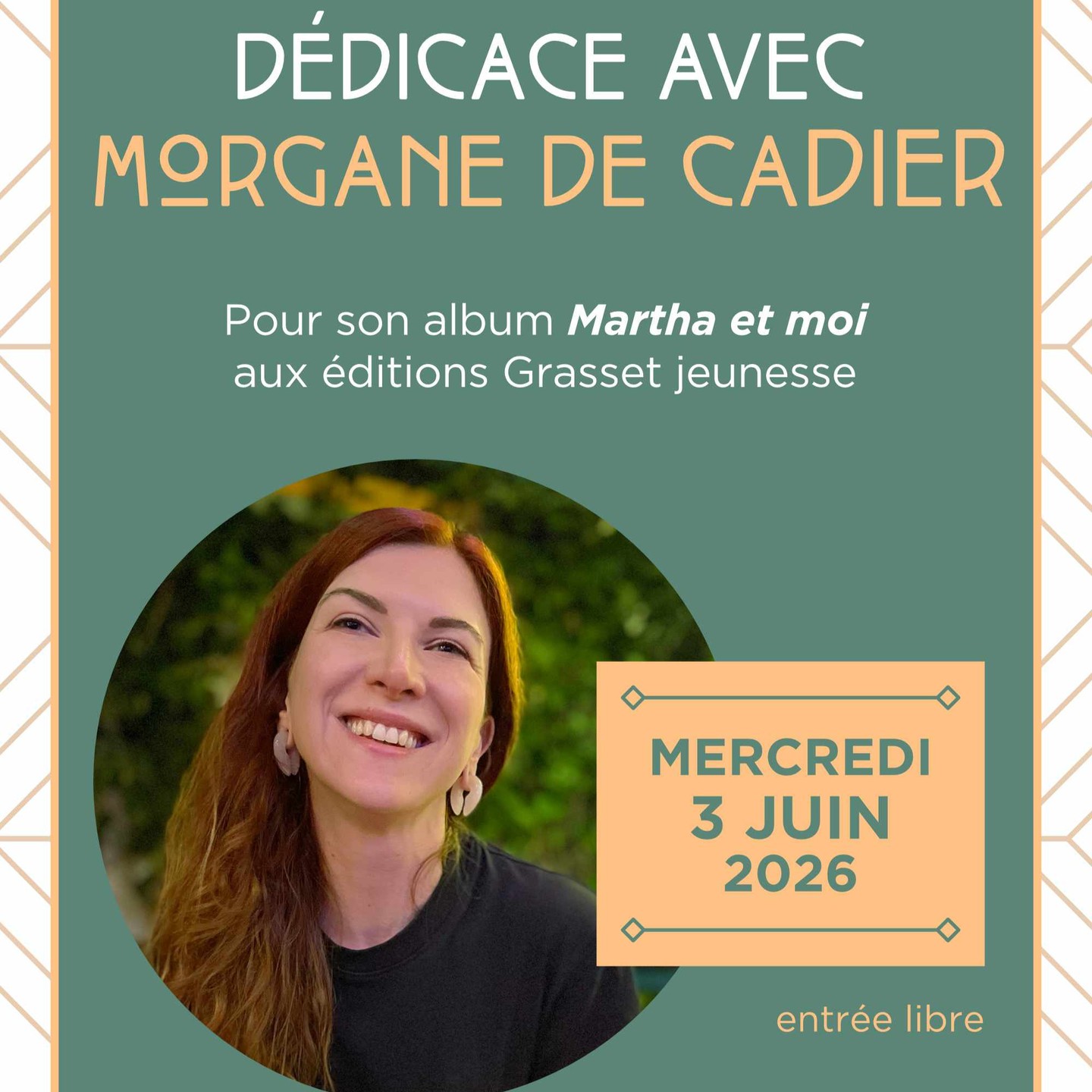 🐕Dédicace avec Morgane De Cadier pour Martha et Moi, éditions Grasset Jeunesse🐕
Avec Martha, notre promenade préférée, c’était toujours celle du matin.
On marchait vers la mer pour attraper les premiers rayons du soleil.
Souvent, on s’arrêtait à la boulangerie pour acheter une pâtisserie.
On la mangeait ensemble sur le chemin du retour.
En hiver, Martha faisait tomber plein de miettes dans le
creux de son écharpe.
En été, elles tombaient par terre.
On pouvait nous suivre à la trace, juste en regardant les petits morceaux de gâteaux sur les pavés.
Comme deux Petits Poucets des villes.
J’aimerais qu’un chemin me ramène à hier matin.
Là où les miettes tombaient encore par terre...
Dans Premier jour, Morgane de Cadier invitait à renouer avec l’innocence et la curiosité des premiers pas, à travers les yeux d’un personnage au seuil de l’existence.
Avec Martha, elle nous convie à un voyage d’une beauté poignante au fil de la vie qui continue malgré la disparition d’un être aimé, résolument tourné vers le futur, riche des moments passés et de l’amour plus fort que la mort.
#albumjeunesseillustré #villeurbanne @chez_mon_libraire @librairiesindependantes @morganedecadier