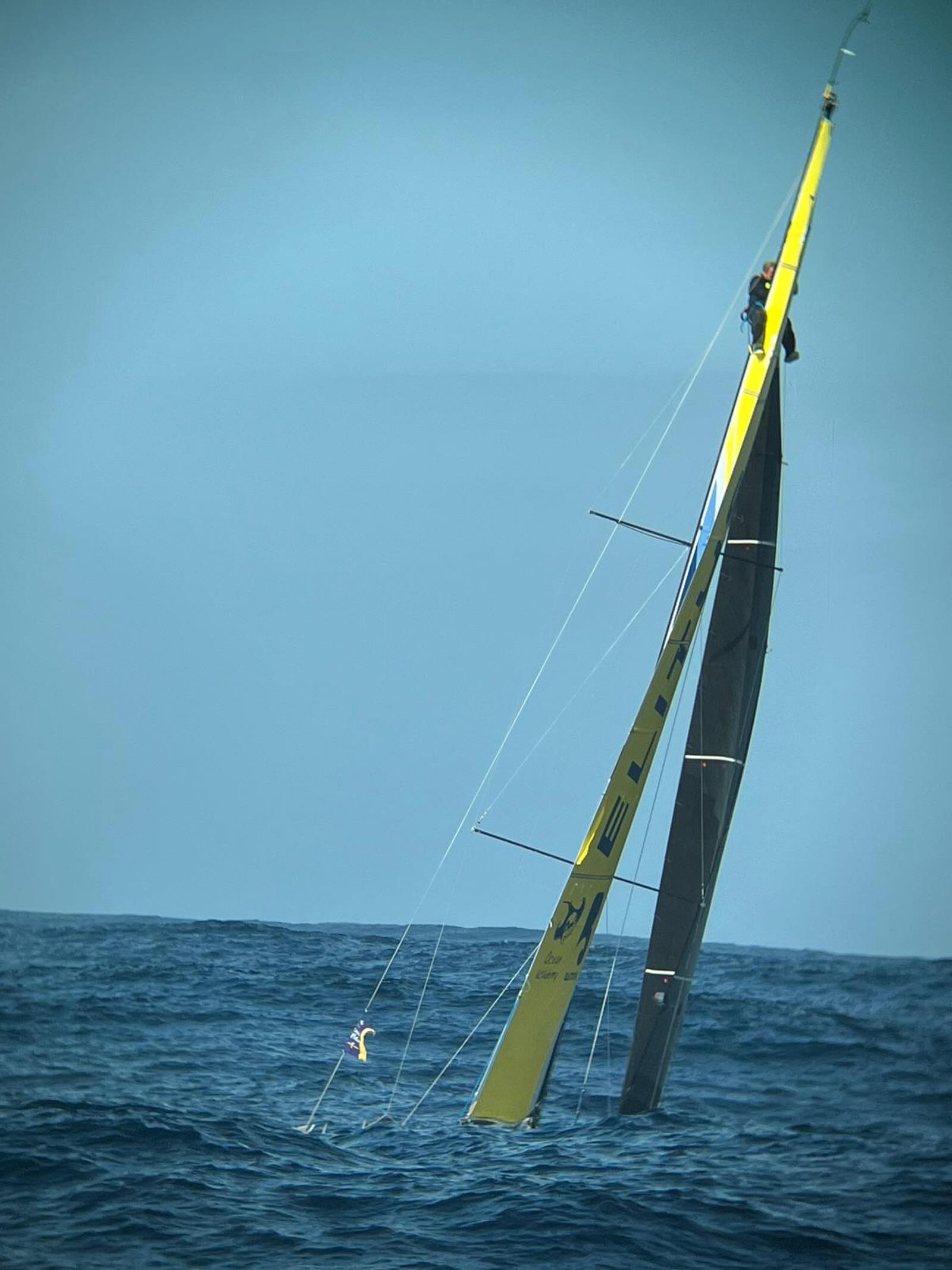 Être marin, c’est savoir tout faire : skipper, mécanicien, acrobate 😎
Plusieurs montées au mât en ce début de journée, dont celle de @victormathieu_skipper sur Elitys. Pas de place pour une avarie sur la route de Vigo.
📸 La Solitaire du Figaro Paprec / @th.edoud
#LaSolitaire #IciNaissentLesLégendes #Sailing