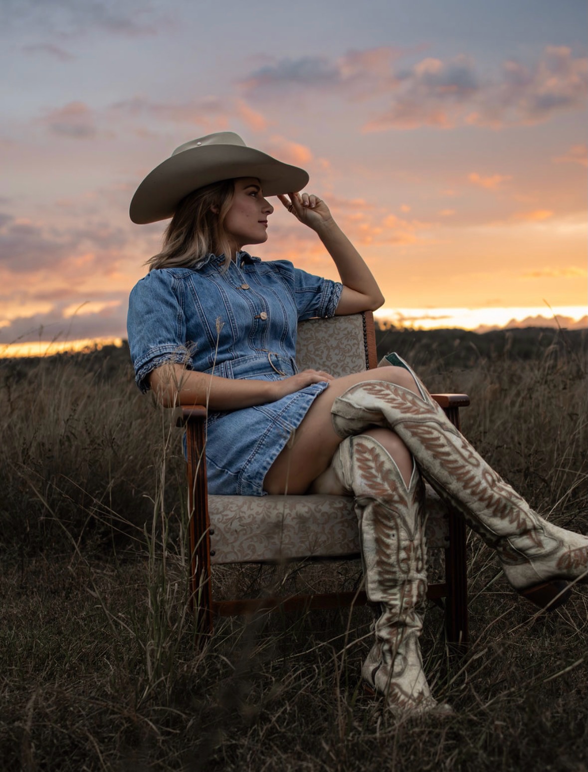 Sunset state of mind and nowhere else to be. ✨🤍
Throwback to one of my favourite sell out designs, The 90’s Wash Dress. styled by the gorgeous @jrockemer and captured to perfection by @thecowgrl_edit.