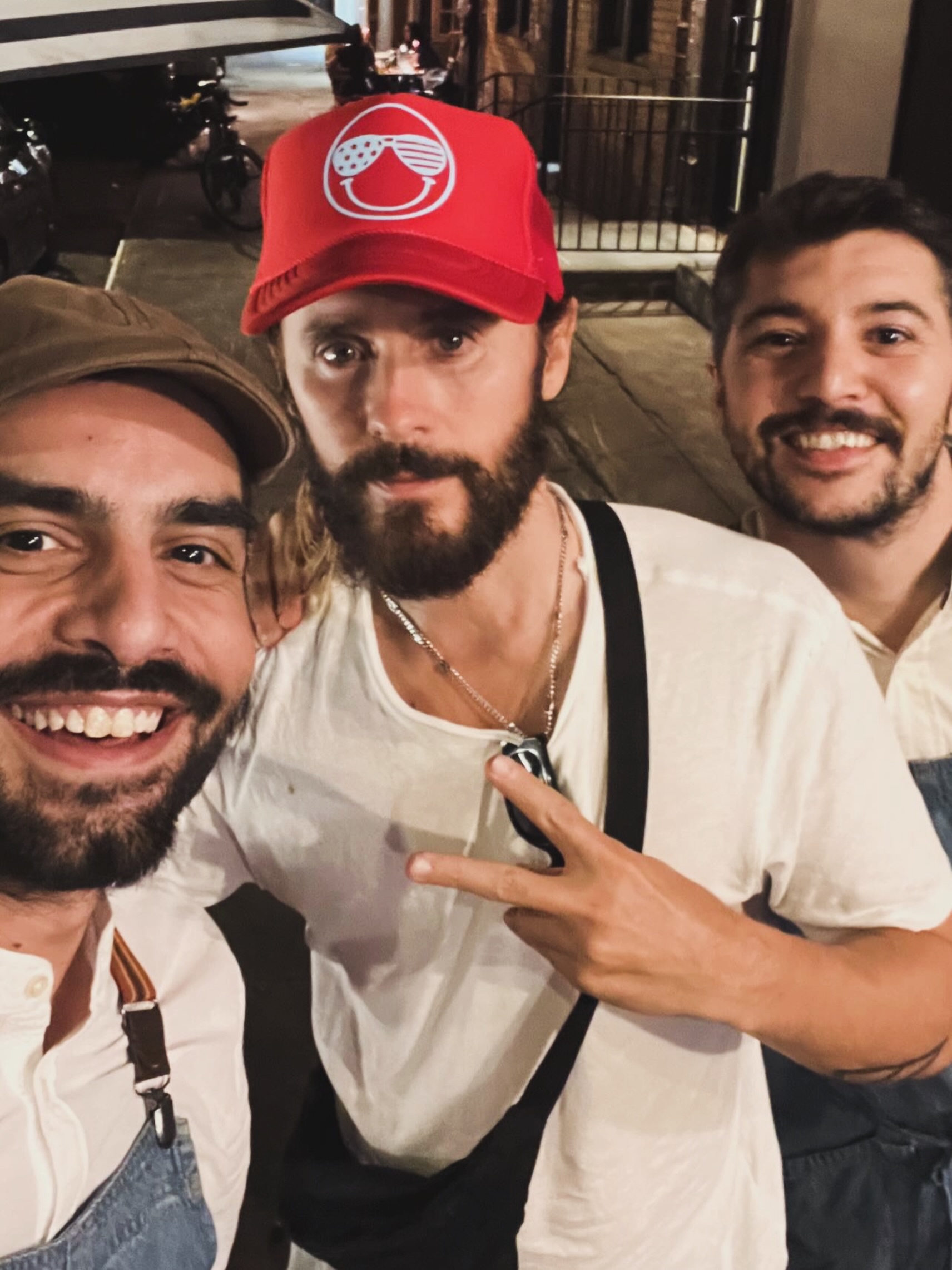 Jared is seen in taking a picture with two very lucky fans in New York (Taken around September 2022)
📸: serpiko6 on IG
#jaredleto #newyork