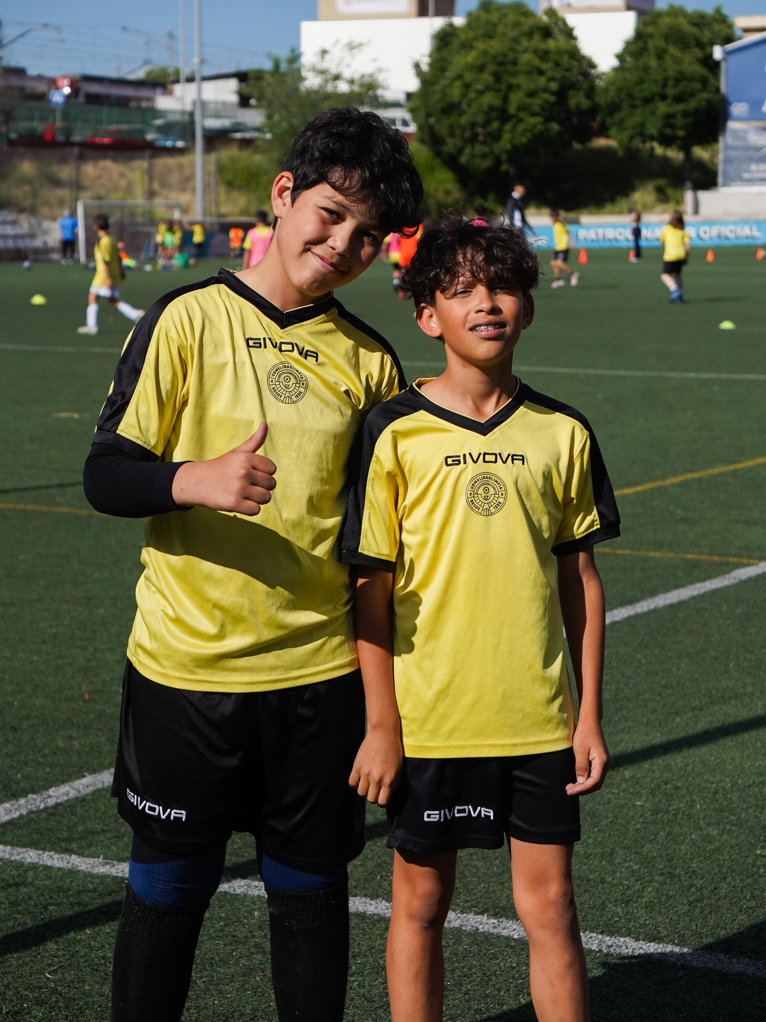 ¡Mucho más que compañeros de equipo, amigos dentro y fuera del campo! 💛🖤
El fútbol nos enseña táctica y técnica, pero lo mejor de todo son los lazos que se crean vistiendo esta camiseta. Orgullosos de ver cómo crecen y disfrutan juntos en cada entrenamiento.
¡Vamos, UDMElidaOlimpia!🦅⚽