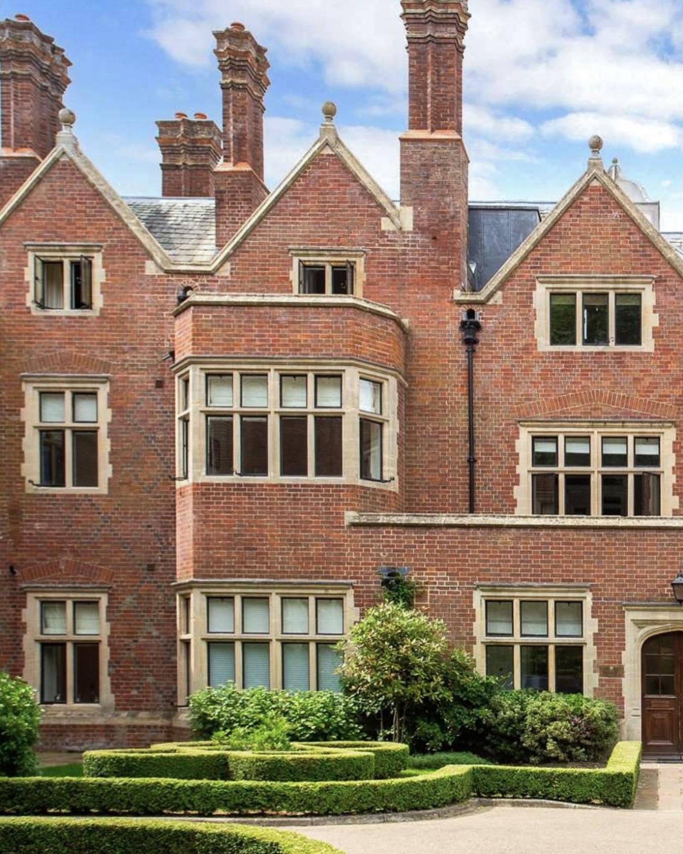 In collaboration with English Heritage, we secured permission for ‘Enabling Development’ to safeguard this historic Victorian estate. The project included two new-build apartment buildings and several refurbished individual houses, balancing conservation with the creation of significant new real estate on the site. ✍️📍