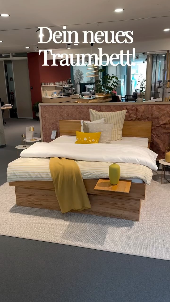 Wie findet ihr das Massivholzbett SOREO von @dormiente_gmbh ? 😍✨
SOREO bietet mit integrierten Schubkästen nicht nur Stauraum, sondern überzeugt auch mit seiner ruhigen und kraftvollen Präsenz. Zusätzlich können Einstecktische und Hängekonsolen variabel angebracht werden. 😴✨
SOREO gibt es sowohl in Edelkastanie, Wildeiche und wie hier im Video, in Kernbuche. 🌿
#massivholzbett #massivholzmöbel #schlafzimmer #bett