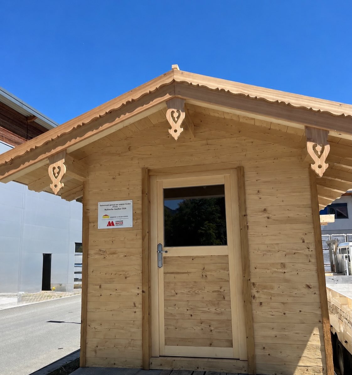 AZUBI PROJEKT⚒️🎉
Festbüro fürs Gaufest in Nußdorf
Mit handwerklichem Geschick und viel Teamgeist haben die Azubis der Zimmerei Niederthanner & Holzbau Mayer ein beeindruckendes Gemeinschaftsprojekt
verwirklicht:
Eine Festbüro-Hütte für das Inngaufest 2026 in Nußdorf, die bereits jetzt als sichtbarer Vorbote der großen Veranstaltung im Juli gilt.
Gemeinsam wurde geplant, gezimmert und montiert – ein praxisnahes Projekt, das neben dem
fachlichen Können auch den Zusammenhalt der Azubis stärkte.🤝🏼
Nach dem Gaufest wird die Hütte dem Kindergarten Nußdorf als Spielhäuschen zur Verfügung
gestellt und sorgt so auch langfristig für Freude bei den Jüngsten der Gemeinde.👧🏼🧸
Ein besonderer Dank gilt allen Sponsoren, die durch Bereitstellung der Baumaterialien den Bau der
Hütte erst möglich gemacht haben.🙏🏼
Abbund Mayer
Holzbearbeitung Dufter @gebr.dufter
Fenster- und Türen @schreinerei_dandl
Holz Dettendorfer @holz_dettendorfer
Erlus AG @dach.schornstein.lueftung
Elektrotechnik Niederthanner @stefanniederthanner
Spenglerei Leitner
Dieses Azubi-Projekt zeigt eindrucksvoll, wie Tradition, Ausbildung und Gemeinschaft
Hand in Hand gehen – ganz im Sinne des bevorstehenden Gaufests in Nußdorf.♥️
@gaufest_2026_nussdorf
#azubiprojekt #handwerk #teamwork #zimmereiniederthanner #gaufest2026
