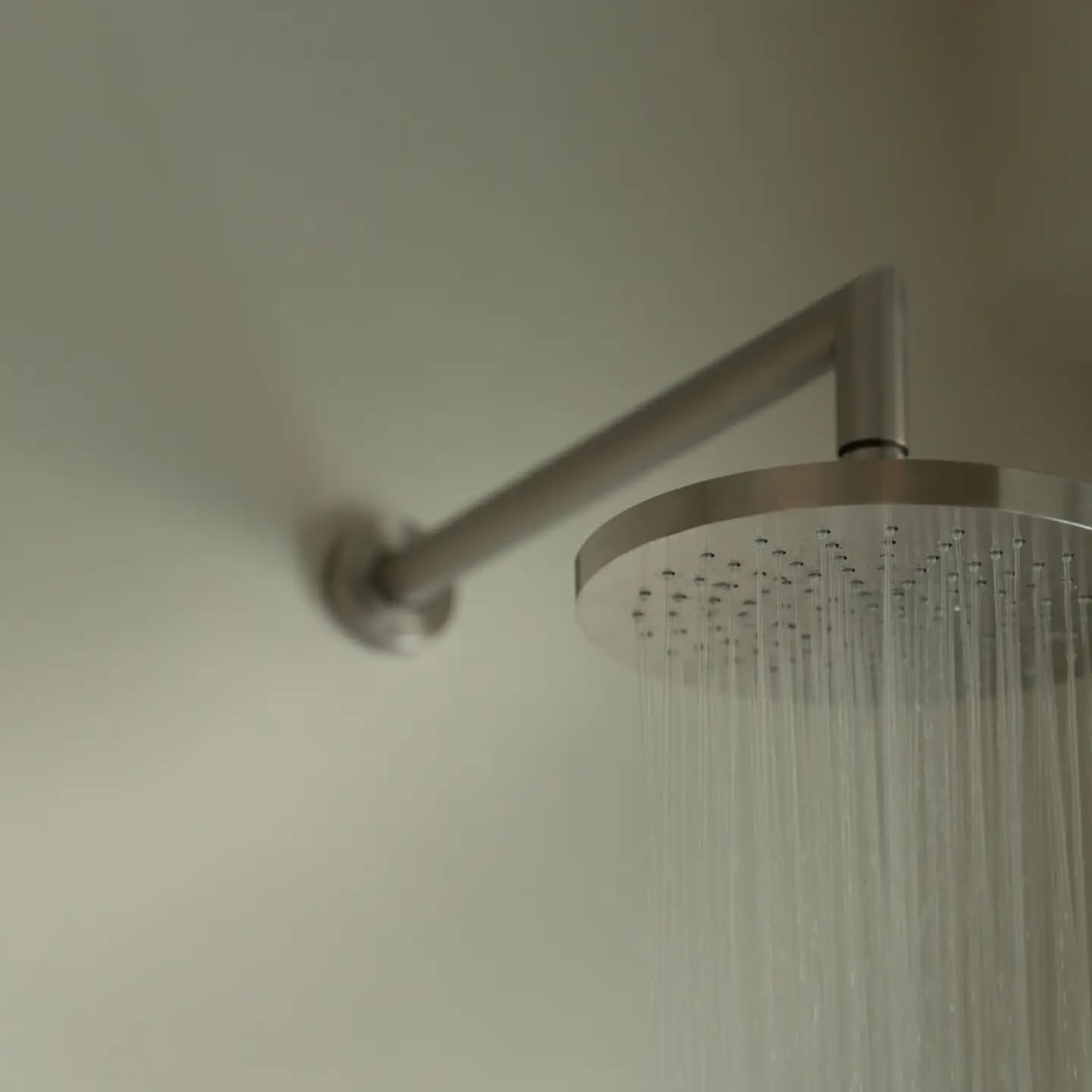Sinks, faucets, kitchen islands. Brushed metal, smooth surfaces, reflections and waterdrops. Day and night. Two newly built apartments. Two floors. Two friends.
AMP RESIDENCE.
VF RESIDENCE.
A double commission for two women building a life in parallel.
•
#InteriorArchitecture #ResidentialDesign #AtmosphericInteriors #MaterialPalette #ContemporaryLiving