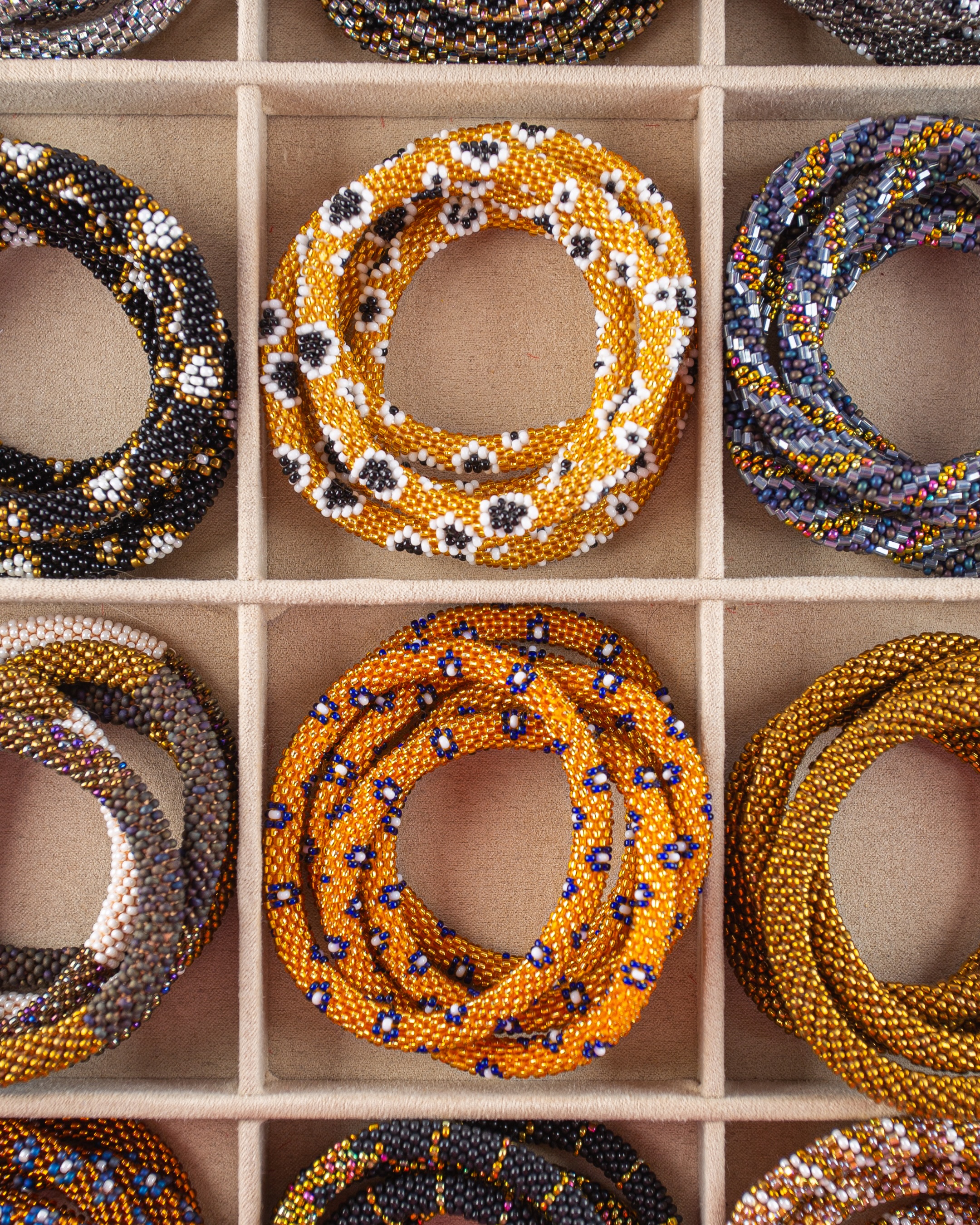 ✨ NOUVEAUTÉ MAISON IZEL ✨
Découvrez nos bracelets népalais, une collection colorée et authentique pensée pour sublimer toutes vos accumulations ✨
Plus de 80 modèles sont désormais disponibles sur notre boutique en ligne : une multitude de couleurs, d’associations possibles pour créer votre composition idéale.
Et ce n’est que le début… De nouveaux modèles arriveront régulièrement 🤍
Nos bracelets népalais sont à 16€
Et passent à 14€ l’unité dès 3 bracelets achetés ✨
À porter seuls ou mélangés à nos collections marocaines et bouddhistes pour un style unique, lumineux et intemporel.
#maisonizel #braceletnepalais #bijoux #nouveauté