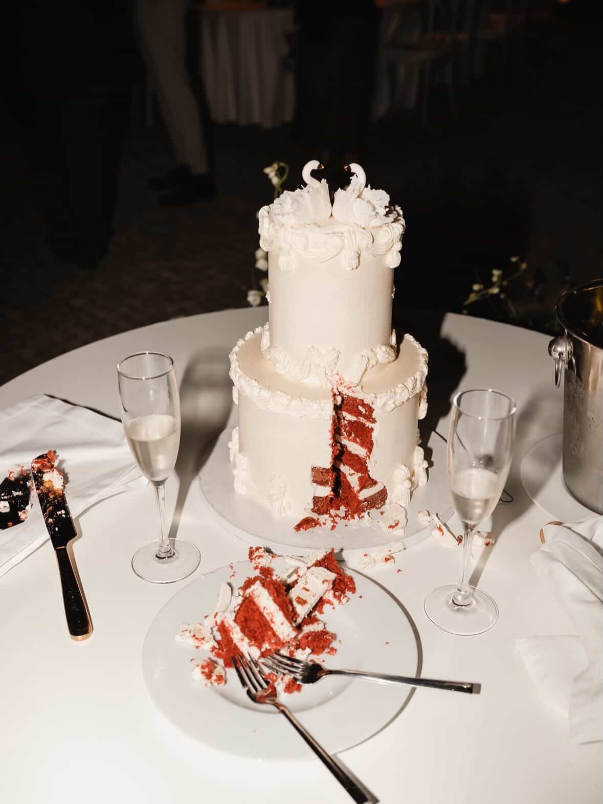 Just Married ❤️
Photography | @bamboo.fotografia
Planning | @glamour_algarve_weddings
Makeup | @algarve_makeup_artist
Hair | @anabelatorres_hairstylist
Venue | @montedoserrinho
Florals | @ouraflores
Cake | @atasteofdecadence
Design inspired by @missj.studio